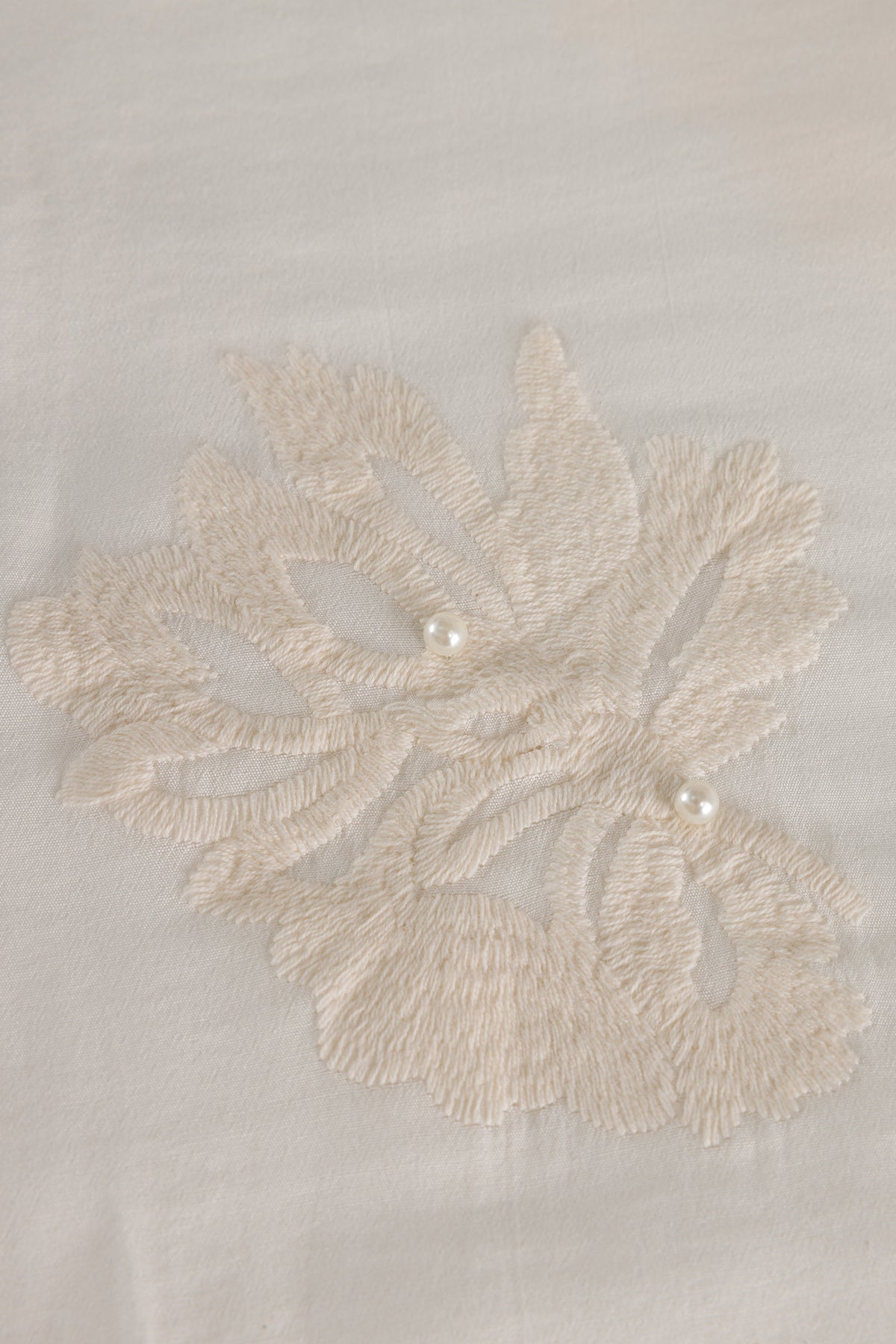 Yest blouse off white met borduusel en parel detail model Wynne warm white 0006647
