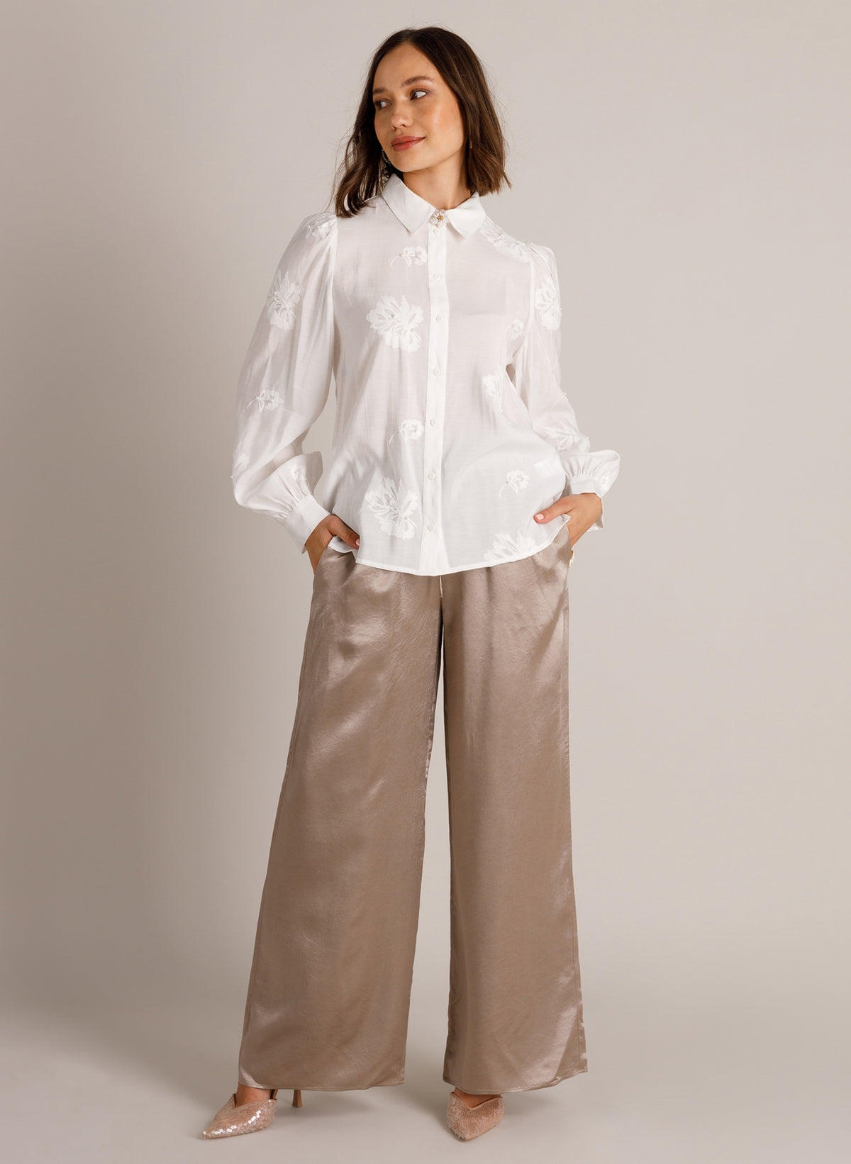Yest blouse off white met borduusel en parel detail model Wynne warm white 0006647