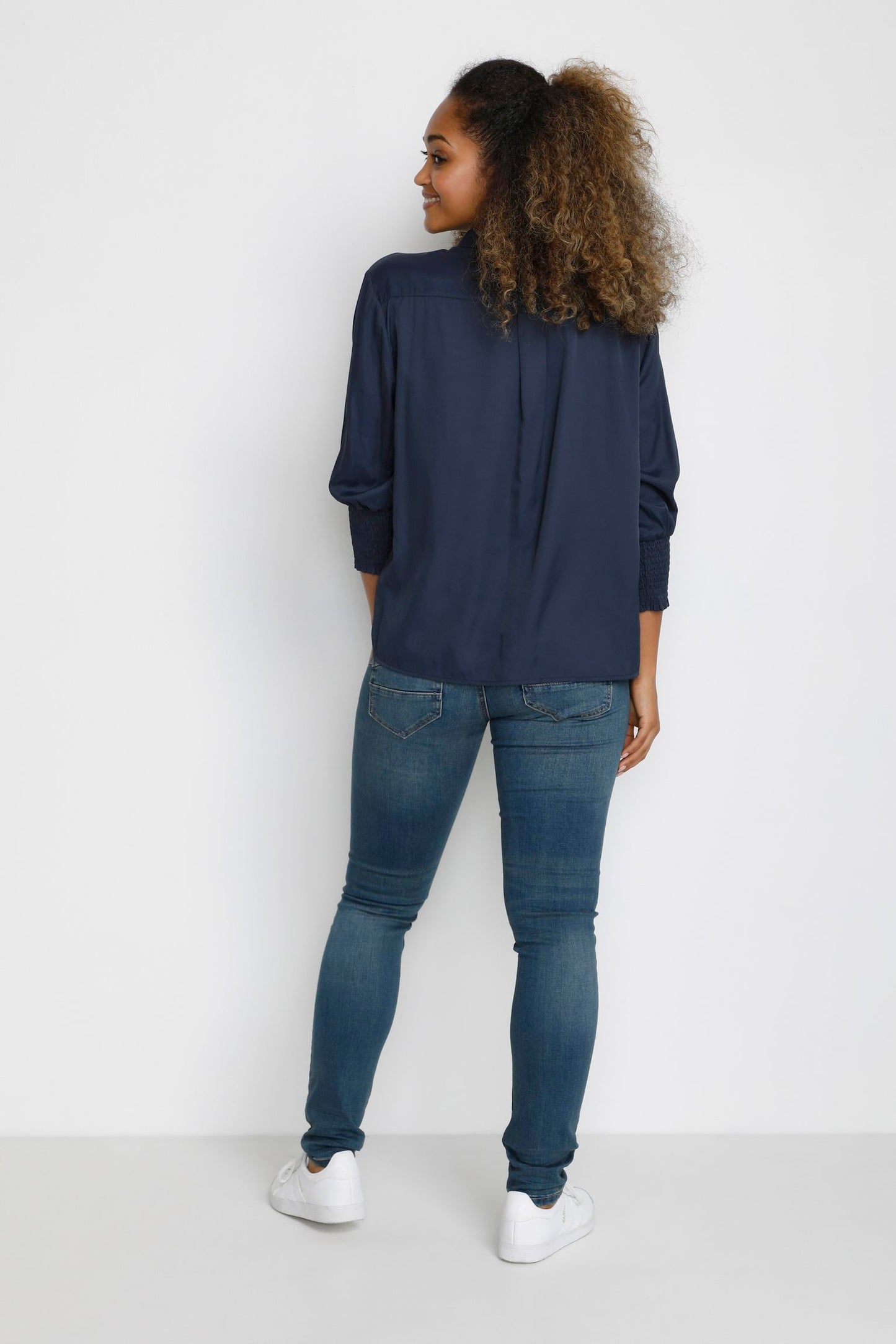 Cream blouse offwhite en in donkerblauw met elastieke mouw