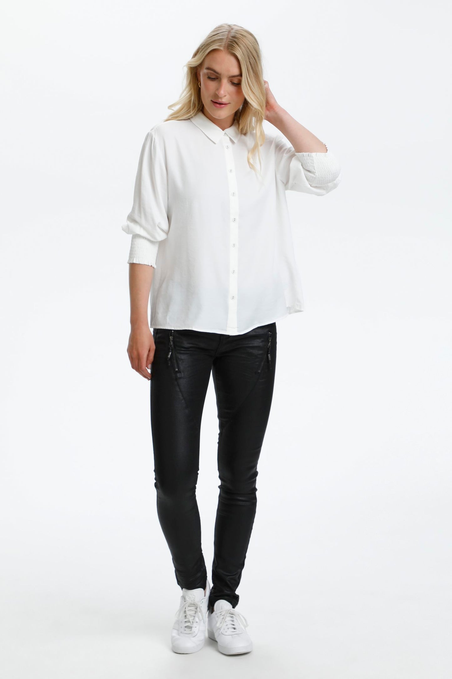 Cream blouse offwhite en in donkerblauw met elastieke mouw