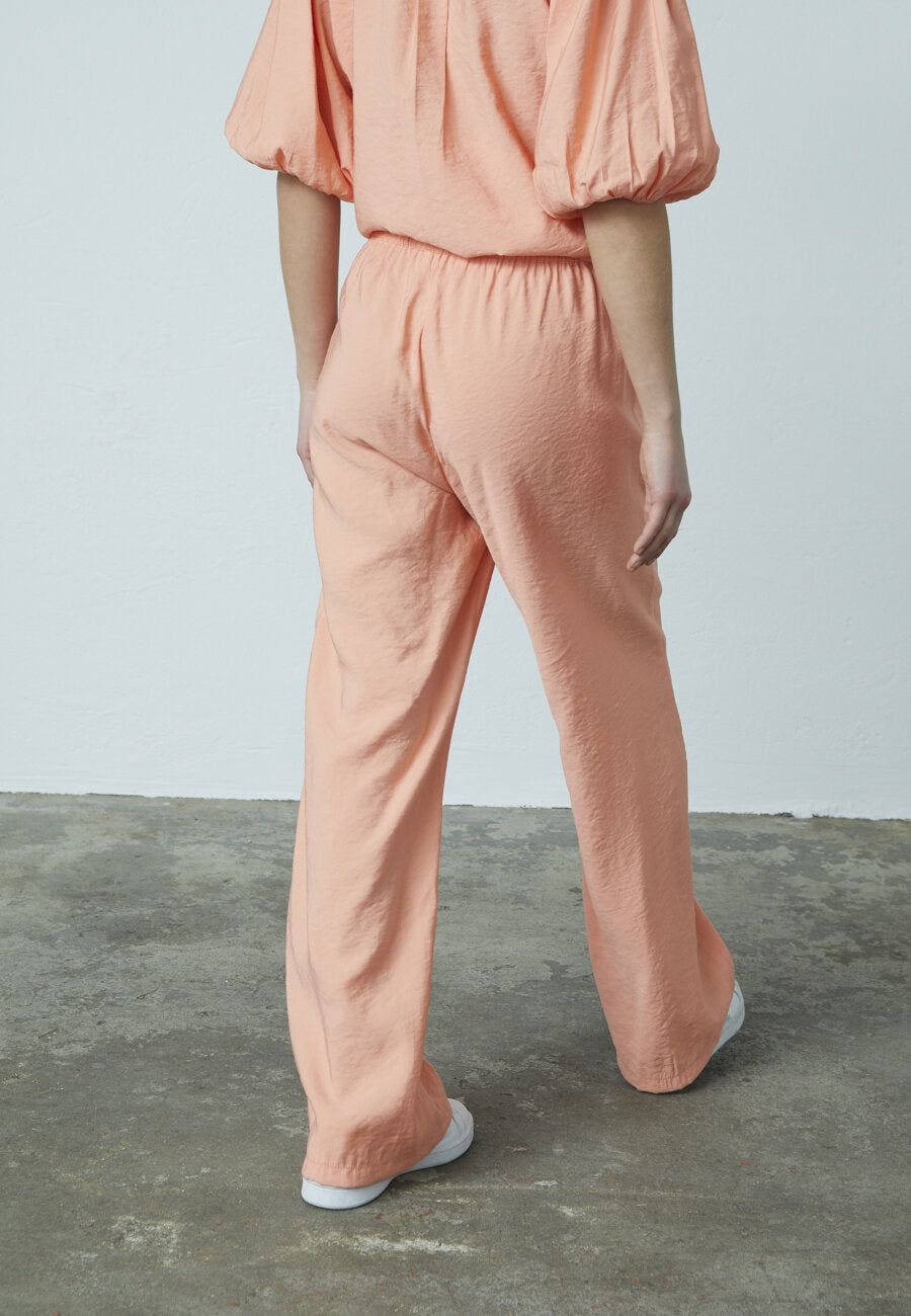 Sisters point broek oranje kleur model Ella PA3 coral reef