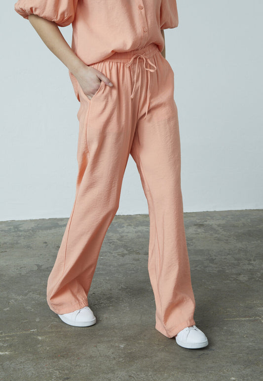 Sisters point broek oranje kleur model Ella PA3 coral reef