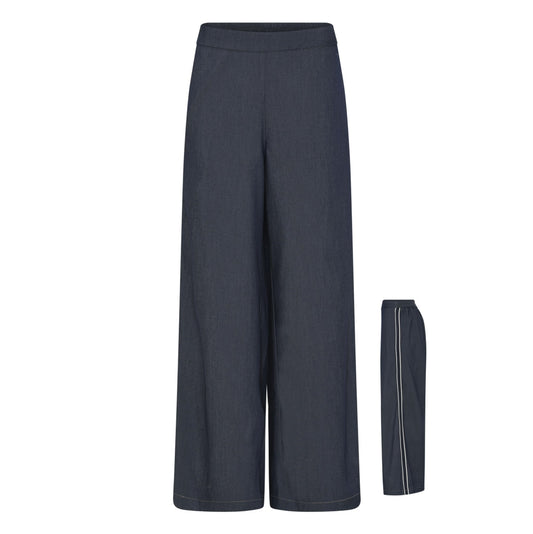 Soulmate pantalon denim blauw met streep zijkant model Alberta denim blue