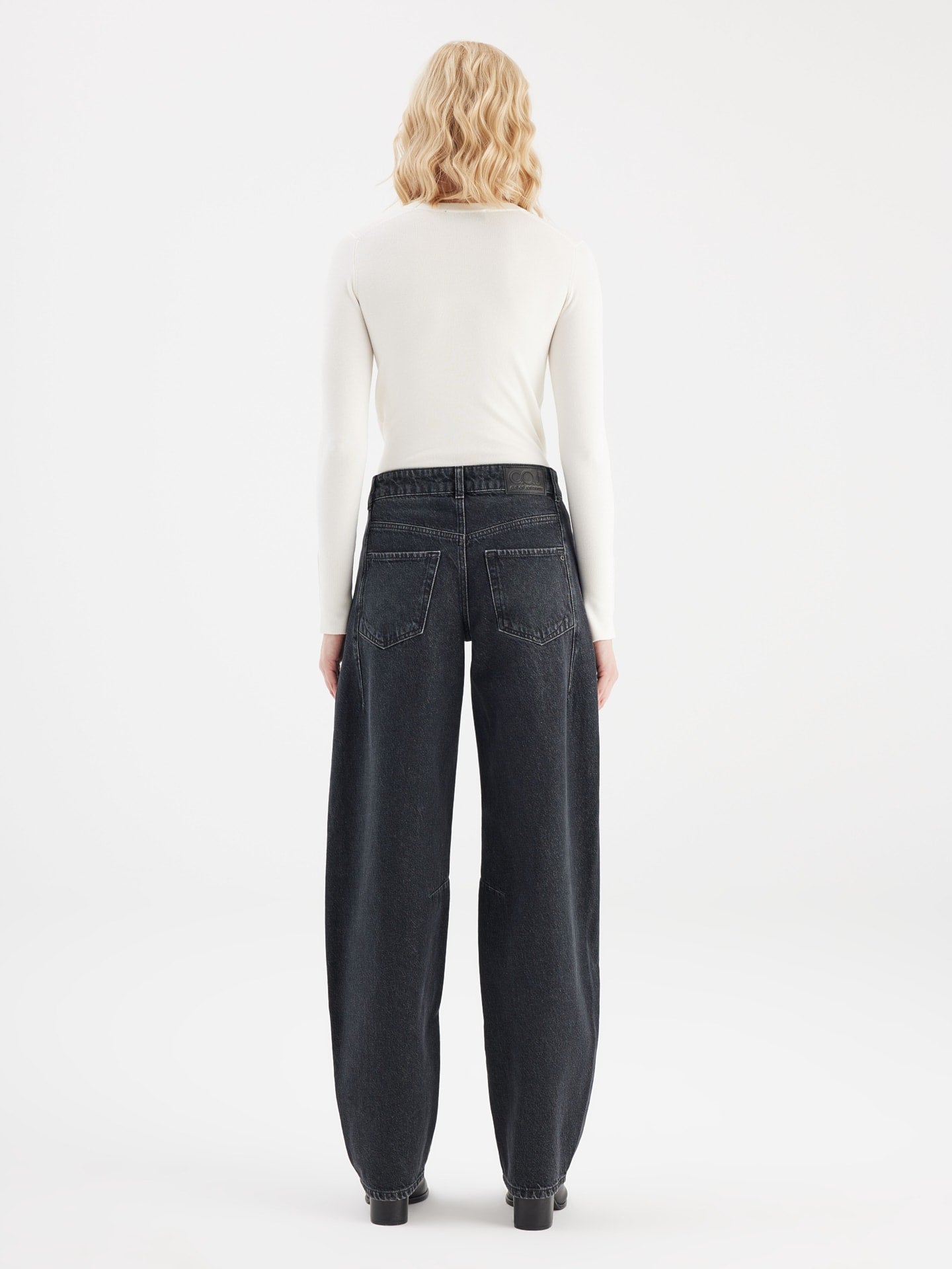 1205-COJ-000379-coj-clara-black-vintage-barrel-balloon-jeans-zwart-