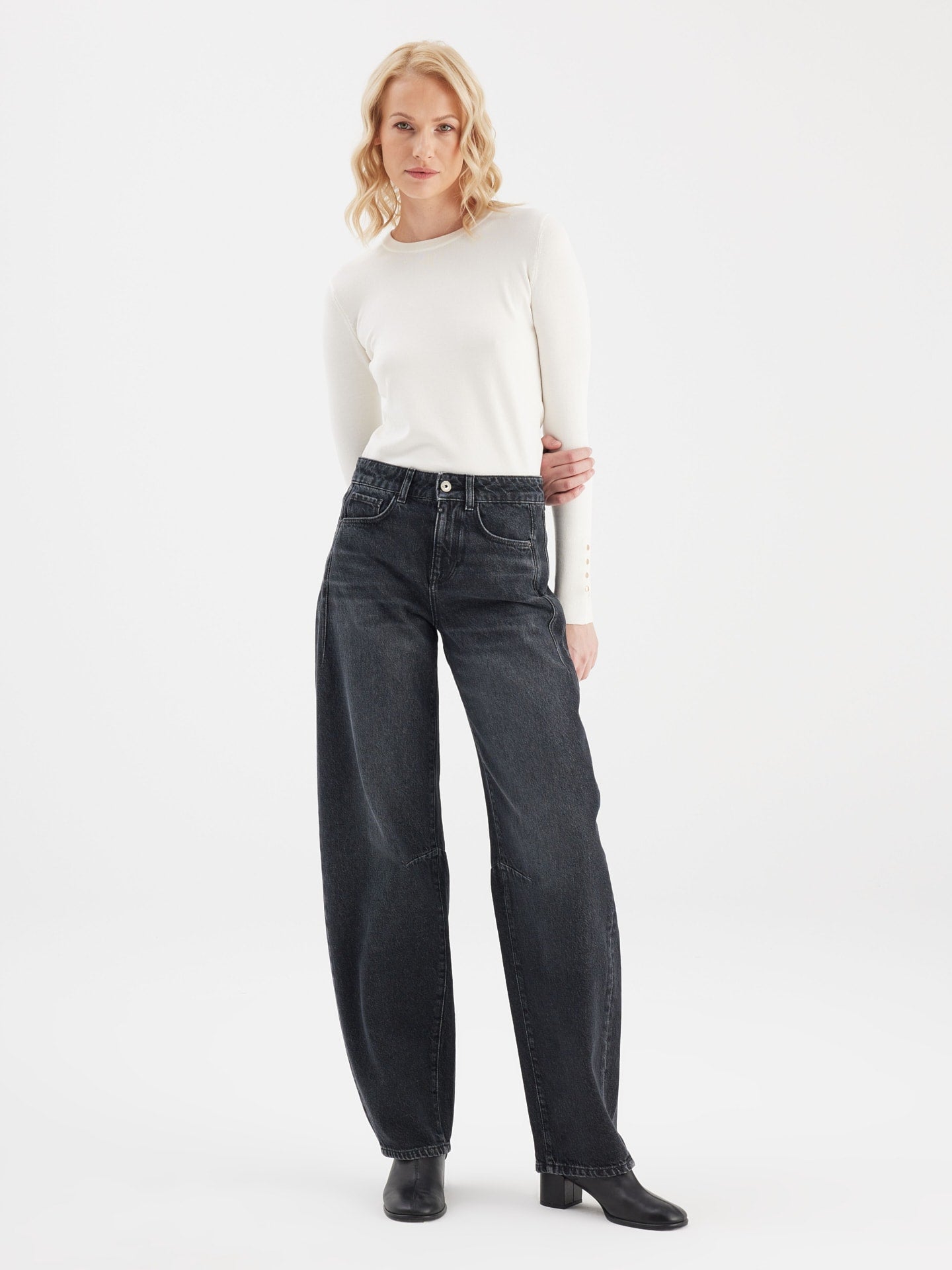 1205-COJ-000379-coj-clara-black-vintage-barrel-balloon-jeans-zwart-