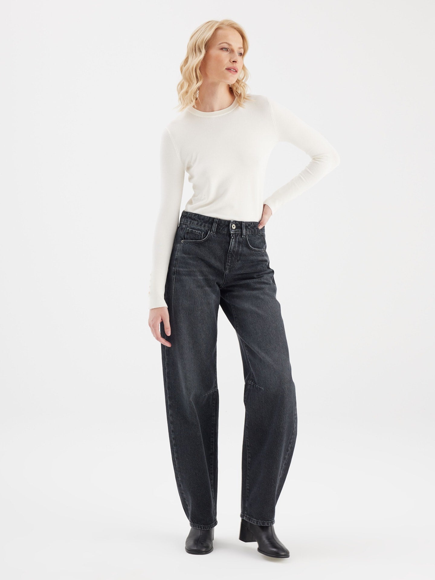 1205-COJ-000379-coj-clara-black-vintage-barrel-balloon-jeans-zwart-