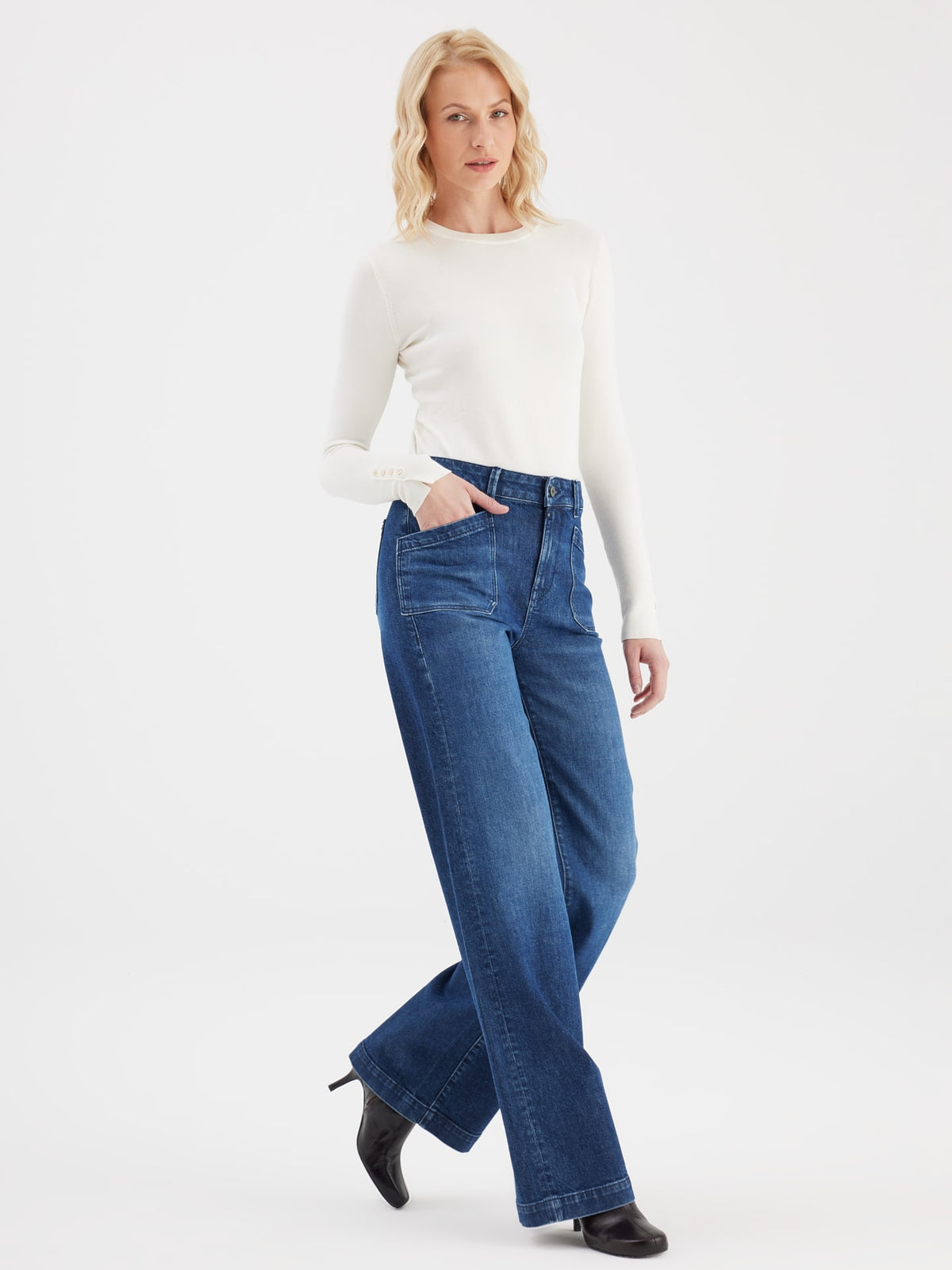 COJ jeans donker blauw wijde pijp donker blauw model Mira Dark blue wide leg