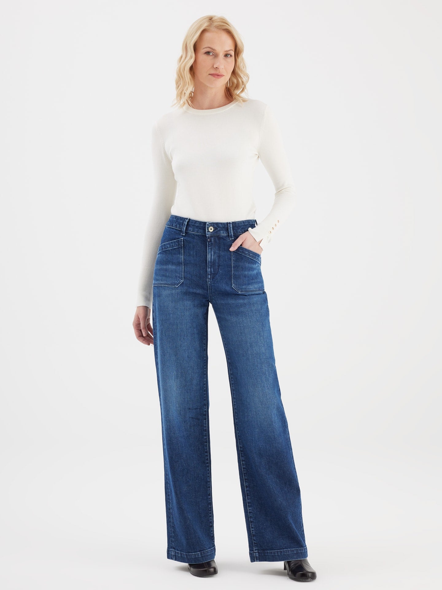 COJ jeans donker blauw wijde pijp donker blauw model Mira Dark blue wide leg