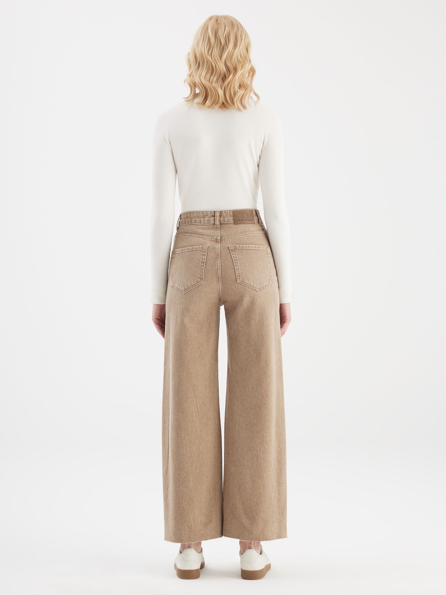 COJ jeans camel kleur wijd model high waist lengte 3 model Aura peanut