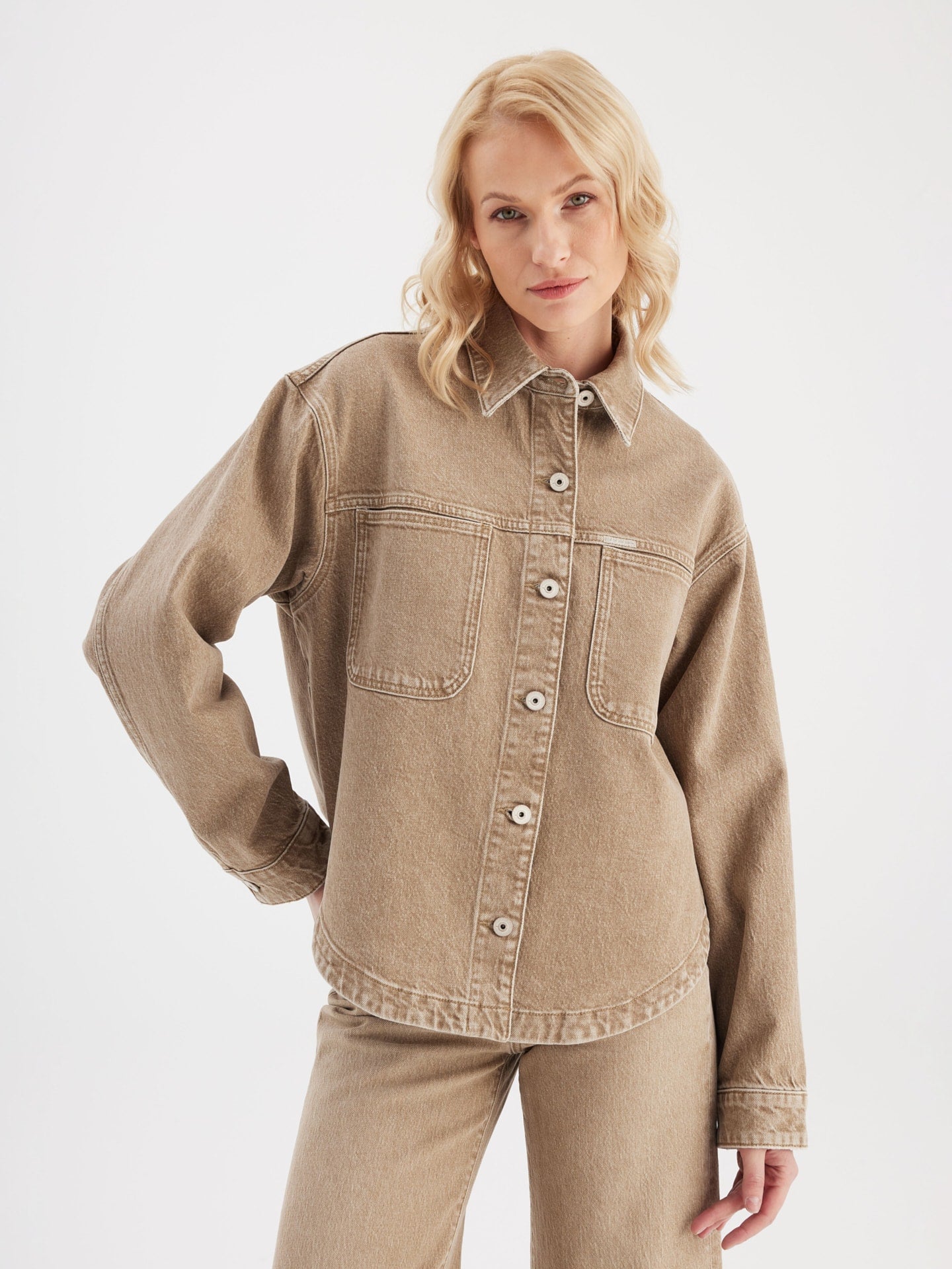 COJ denim jacket camel oversized fit model Tamara Peanut