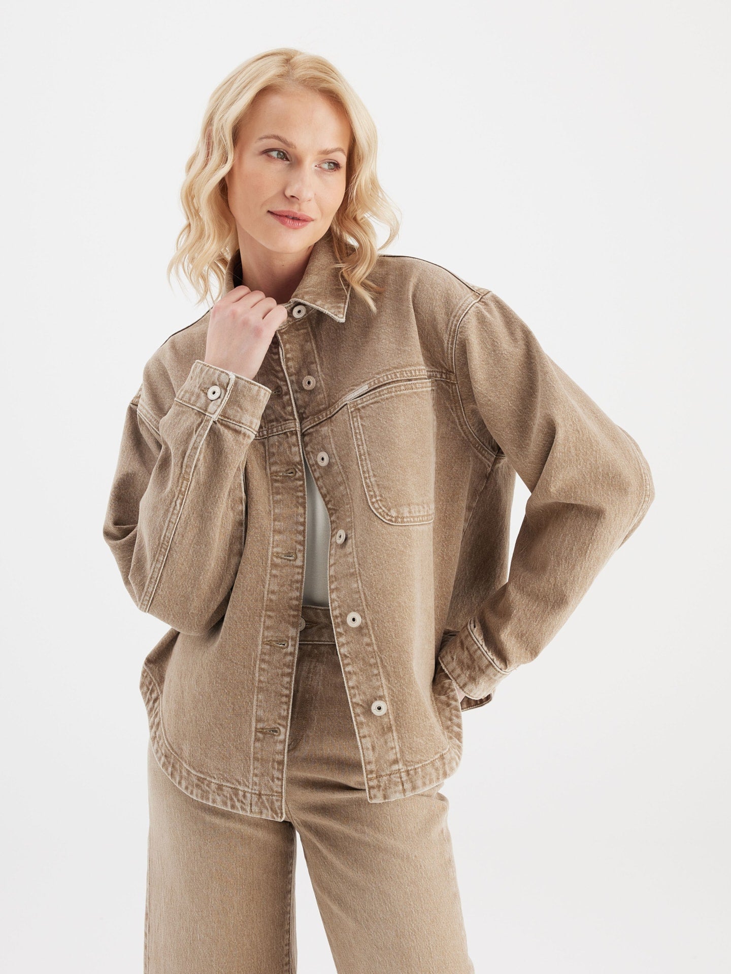 COJ denim jacket camel oversized fit model Tamara Peanut