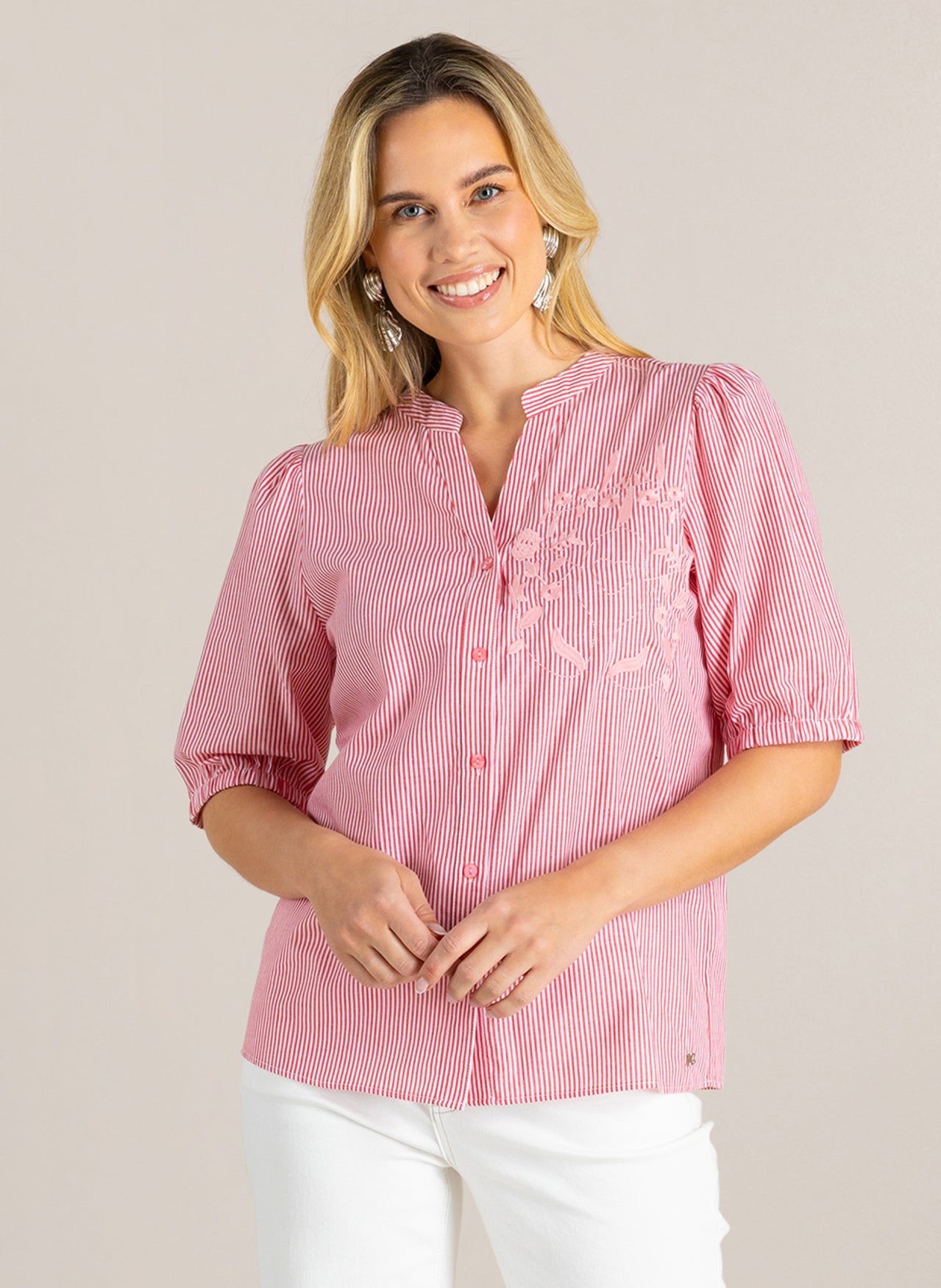 Ivy Beau blouse korte mouw gestreept stone red met wit model Gaja
