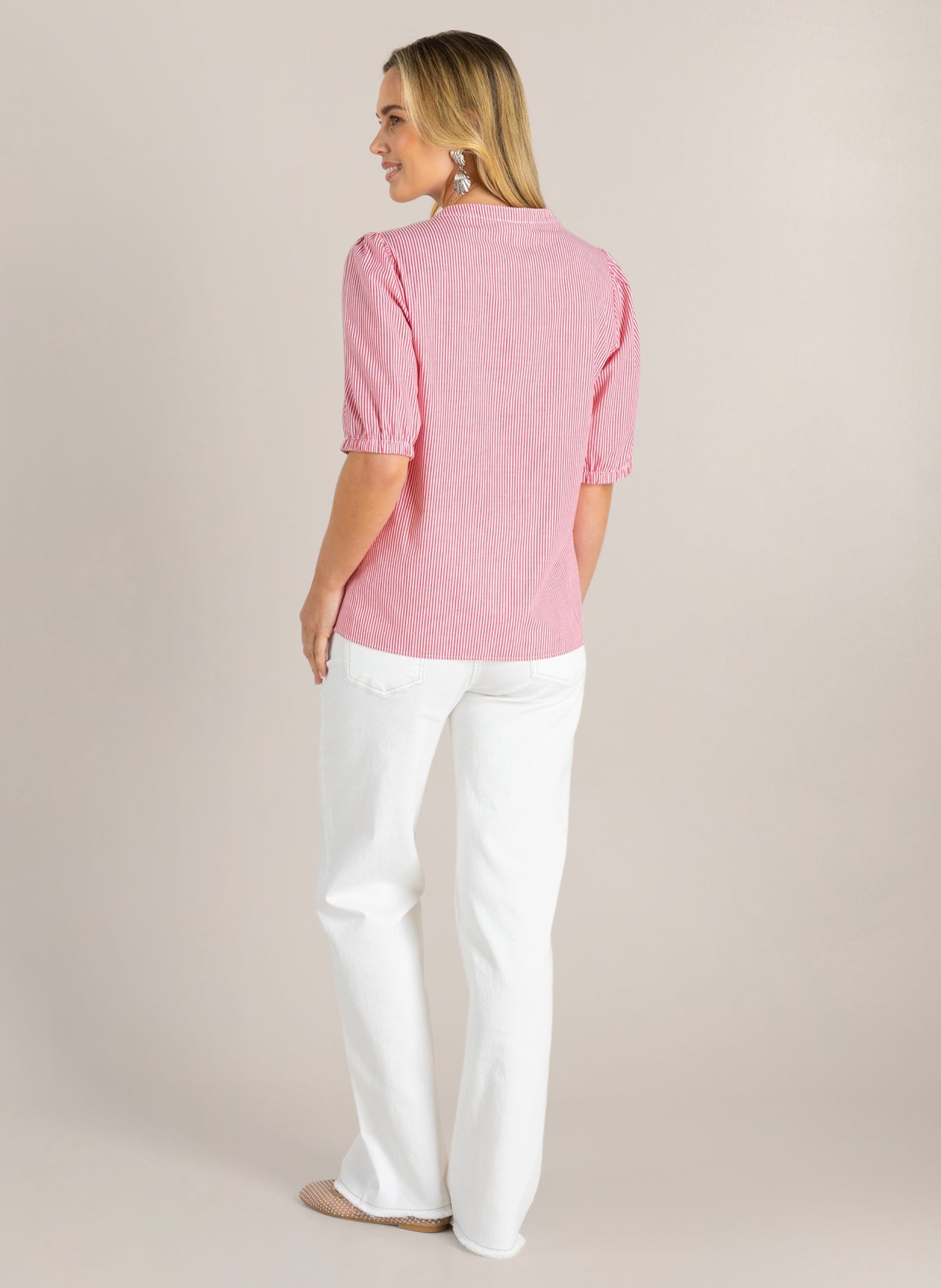 Ivy Beau blouse korte mouw gestreept stone red met wit model Gaja
