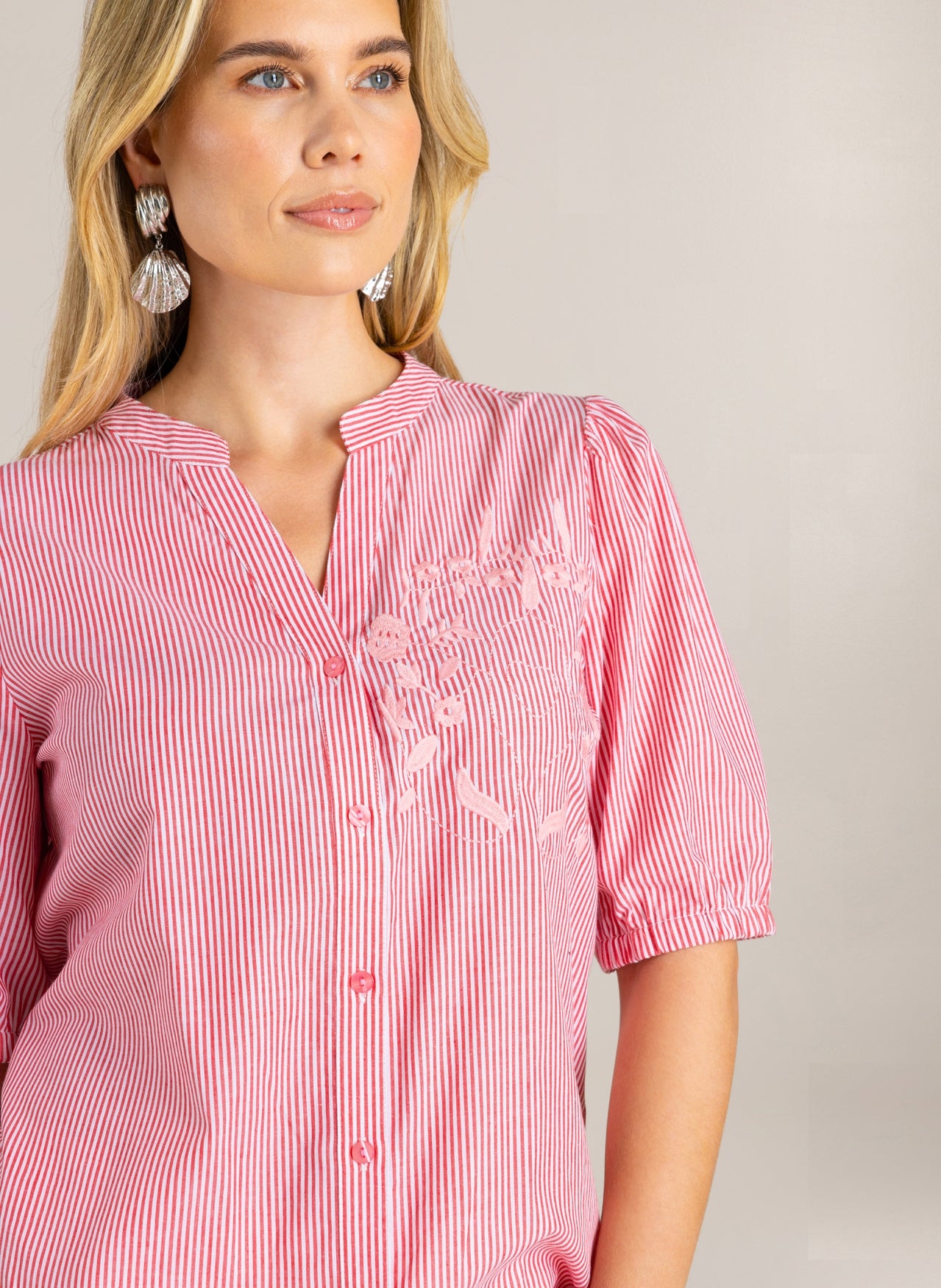 Ivy Beau blouse korte mouw gestreept stone red met wit model Gaja