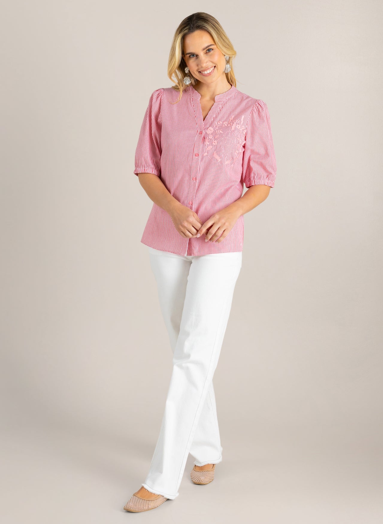 Ivy Beau blouse korte mouw gestreept stone red met wit model Gaja