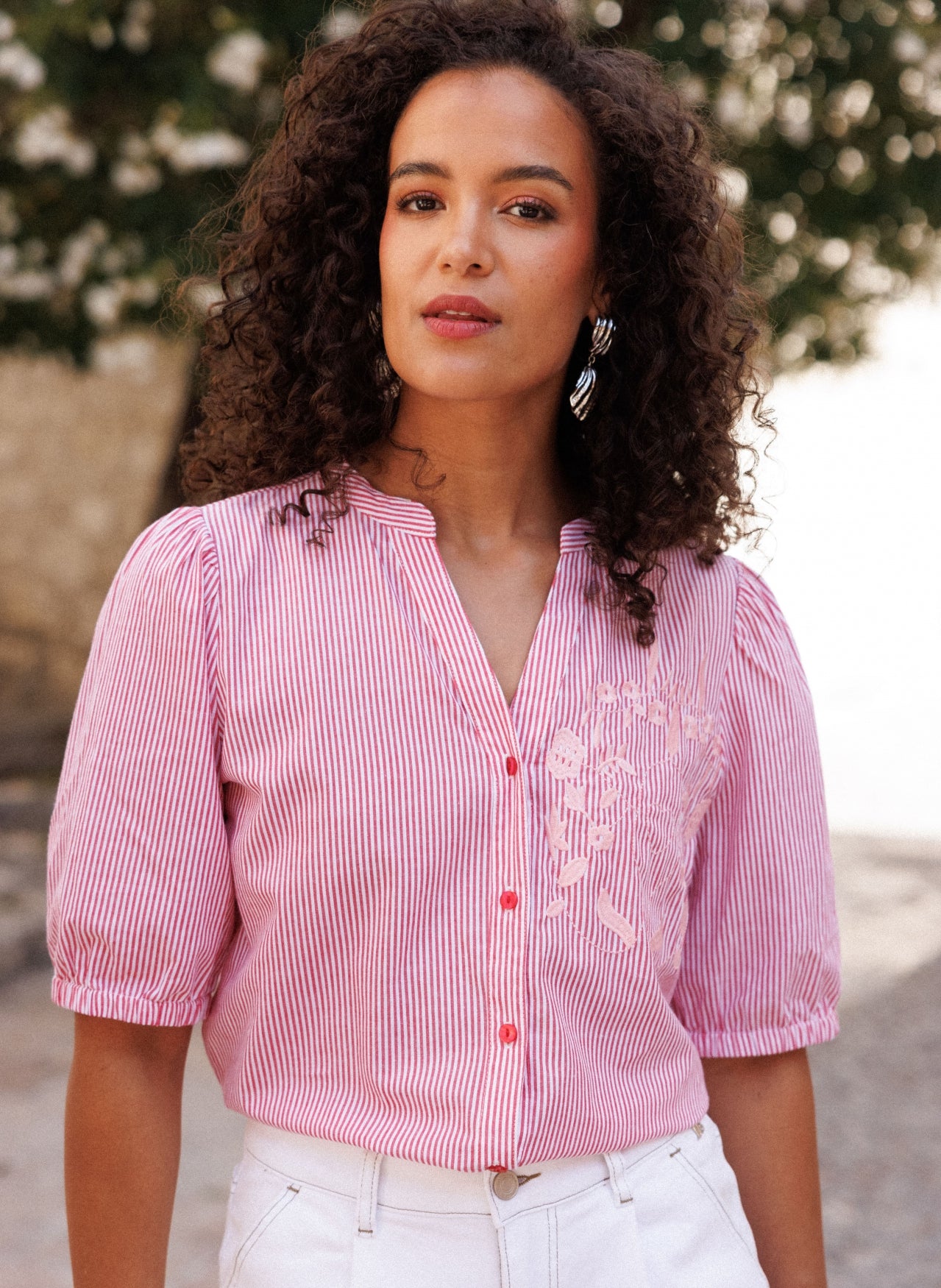 Ivy Beau blouse korte mouw gestreept stone red met wit model Gaja