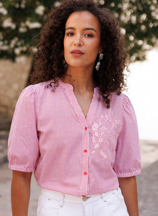Ivy Beau blouse korte mouw gestreept stone red met wit model Gaja