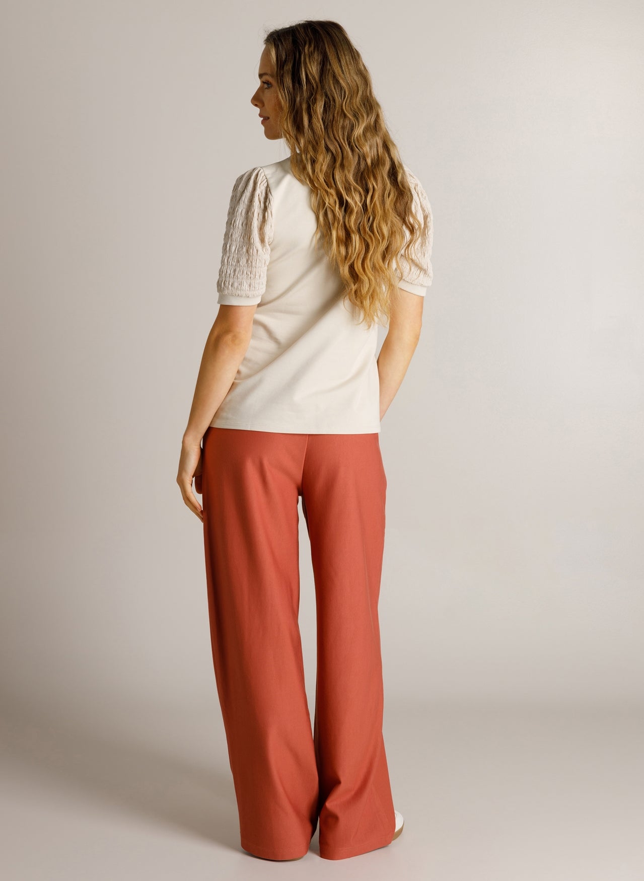 Ivy Beau shirt beige model Dana kit pof mouw