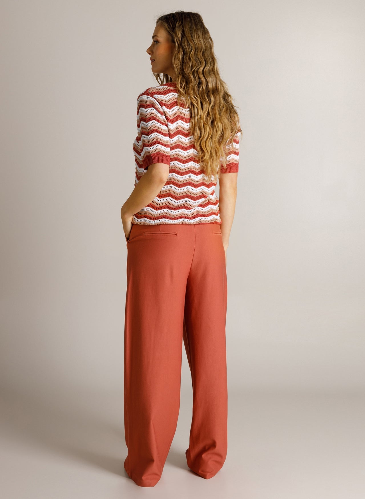 Ivy Beau trui korte mouw zigzag roest rood met offwhite model Djuna barn red multi