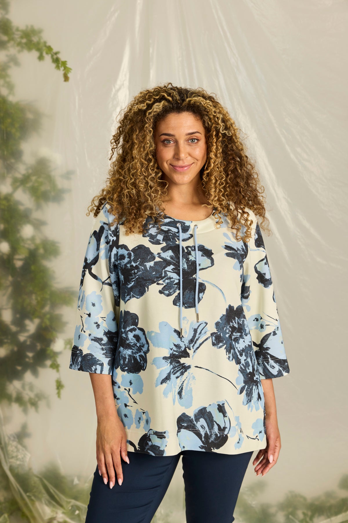 Zhenzi sweater driekwart mouw offwhite met blauwe print model Mya pullover 1185