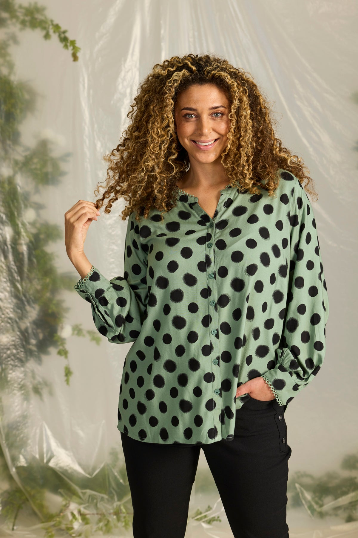 Zhenzi blouse groen met zwarte stip model Alora 1193