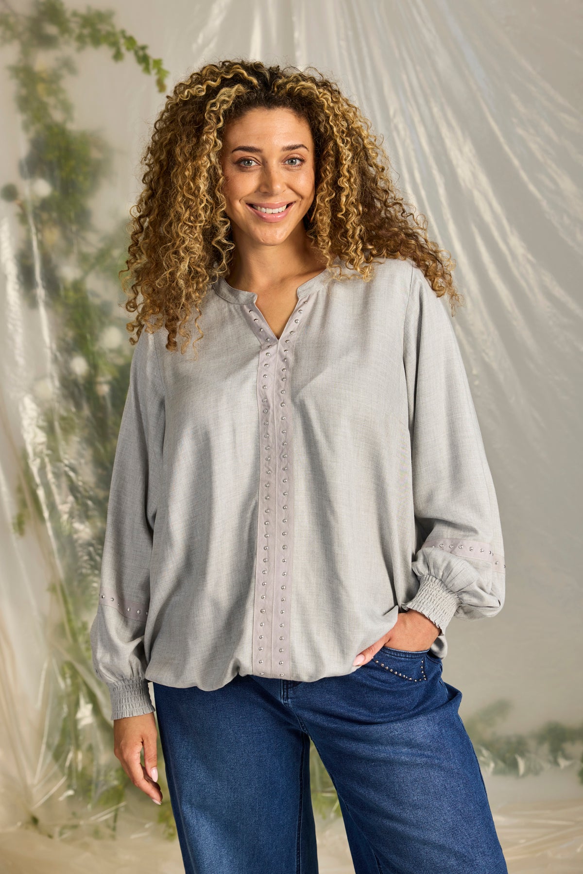 Zhenzi blouse licht grijs met studs detail 201199