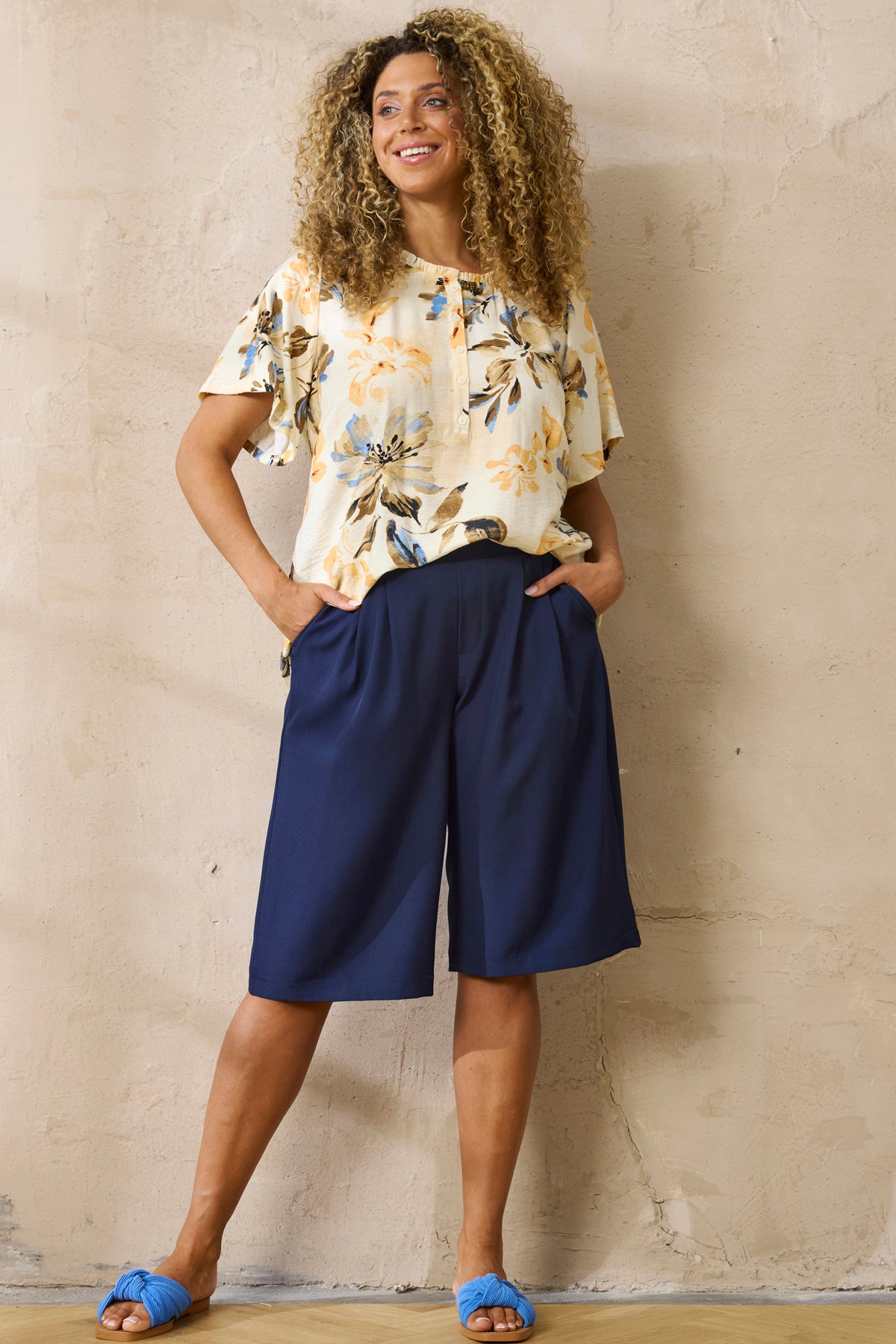 Zhenzi blouse zand kleur met blauw oranje en bruine print model Freya 201301