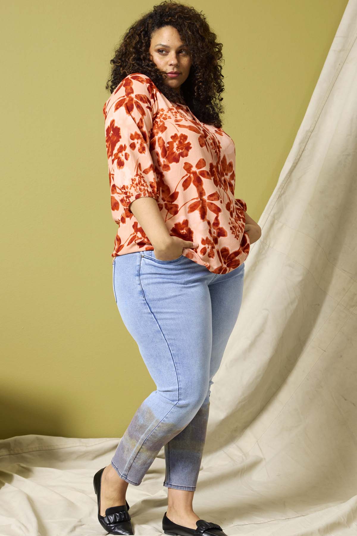 Zhenzi blouse oranje bloemen print model Kiari Fig 1461