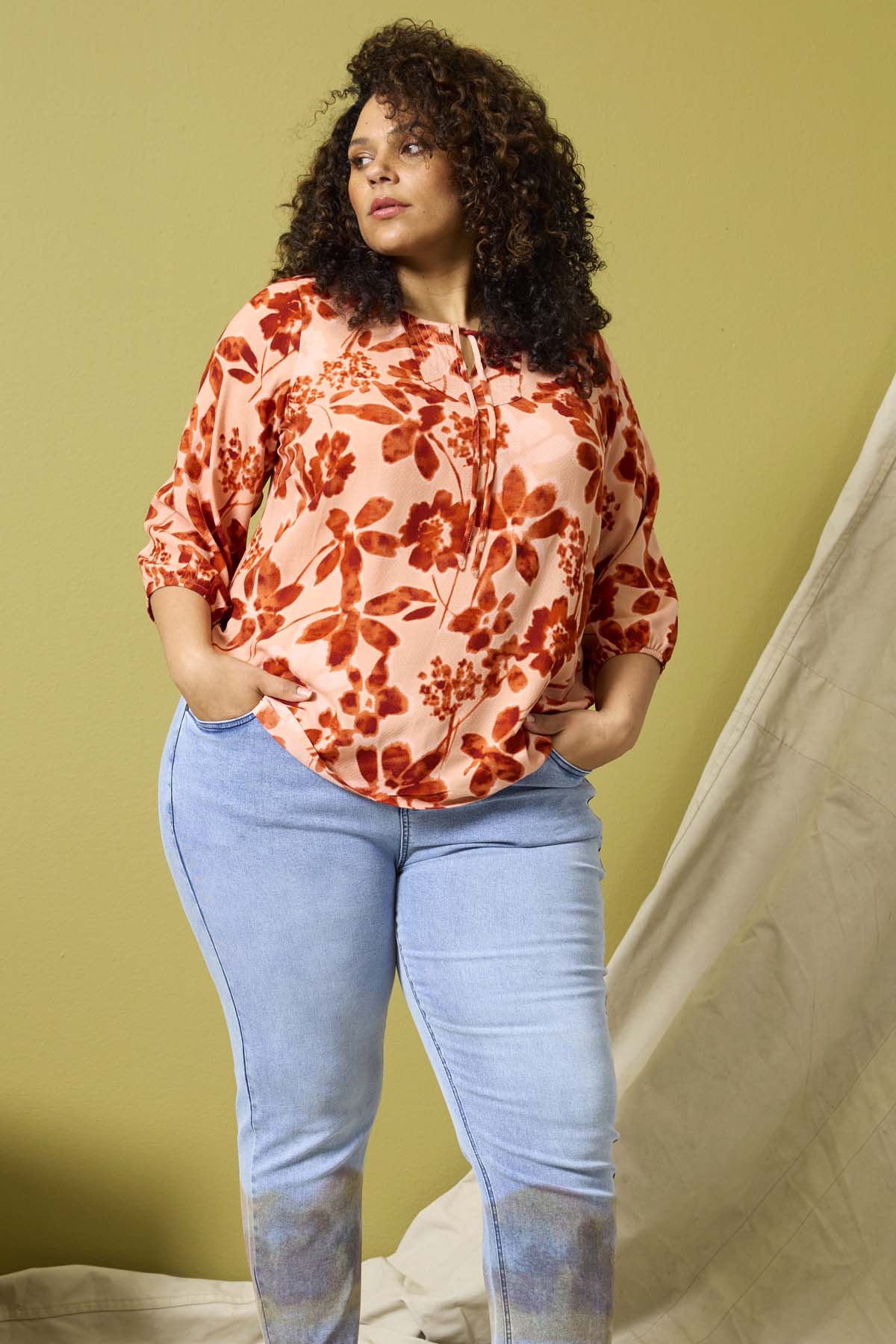 Zhenzi blouse oranje bloemen print model Kiari Fig 1461