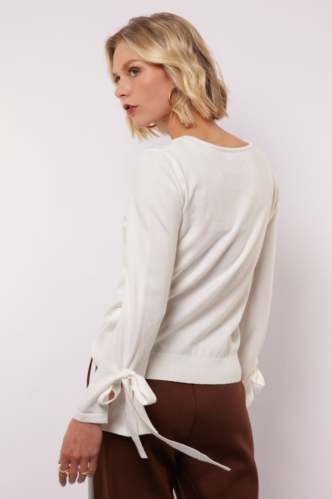 Fluresk trui offwhite strik detail aan mouw model Quinty knit sweater