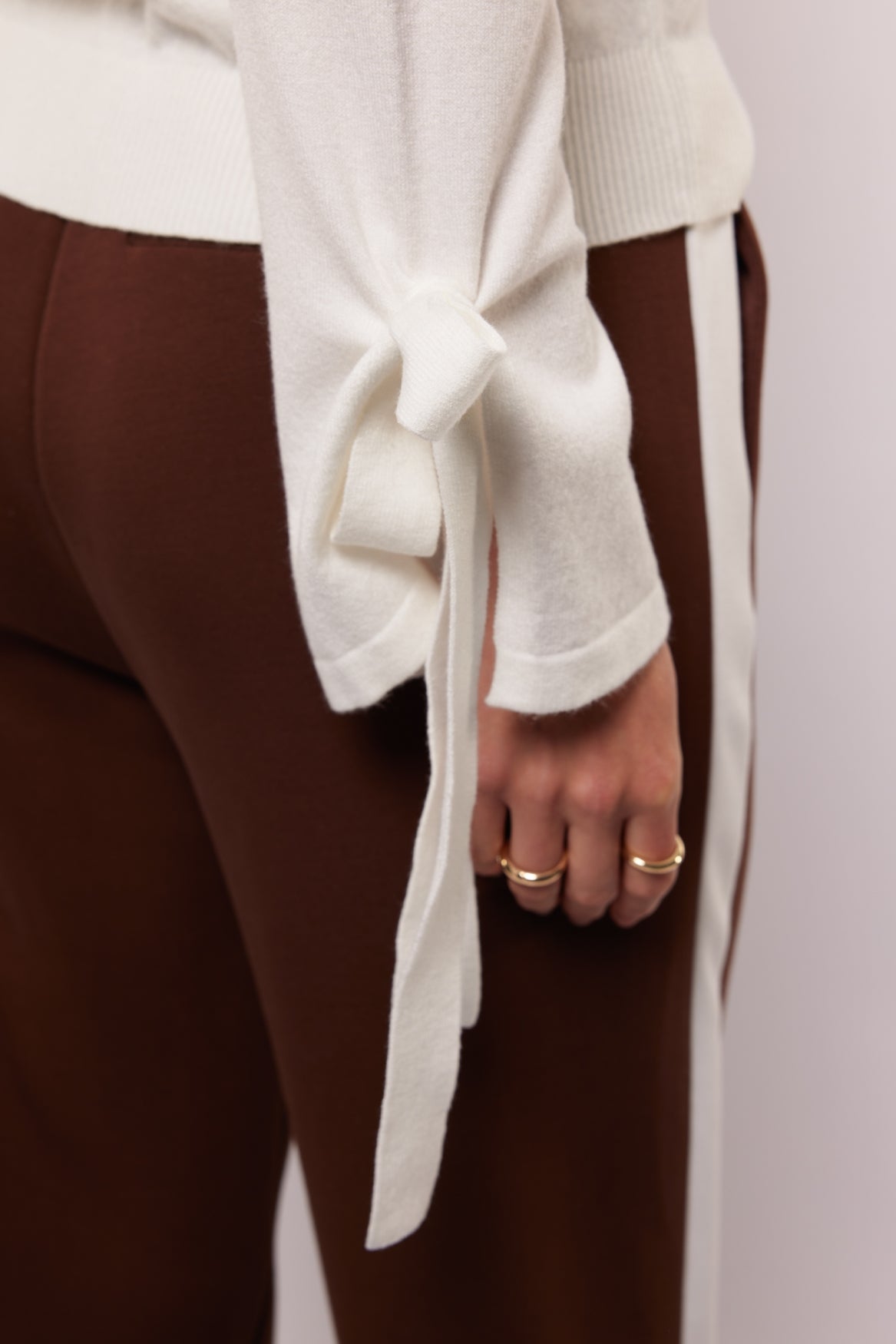 Fluresk trui offwhite strik detail aan mouw model Quinty knit sweater