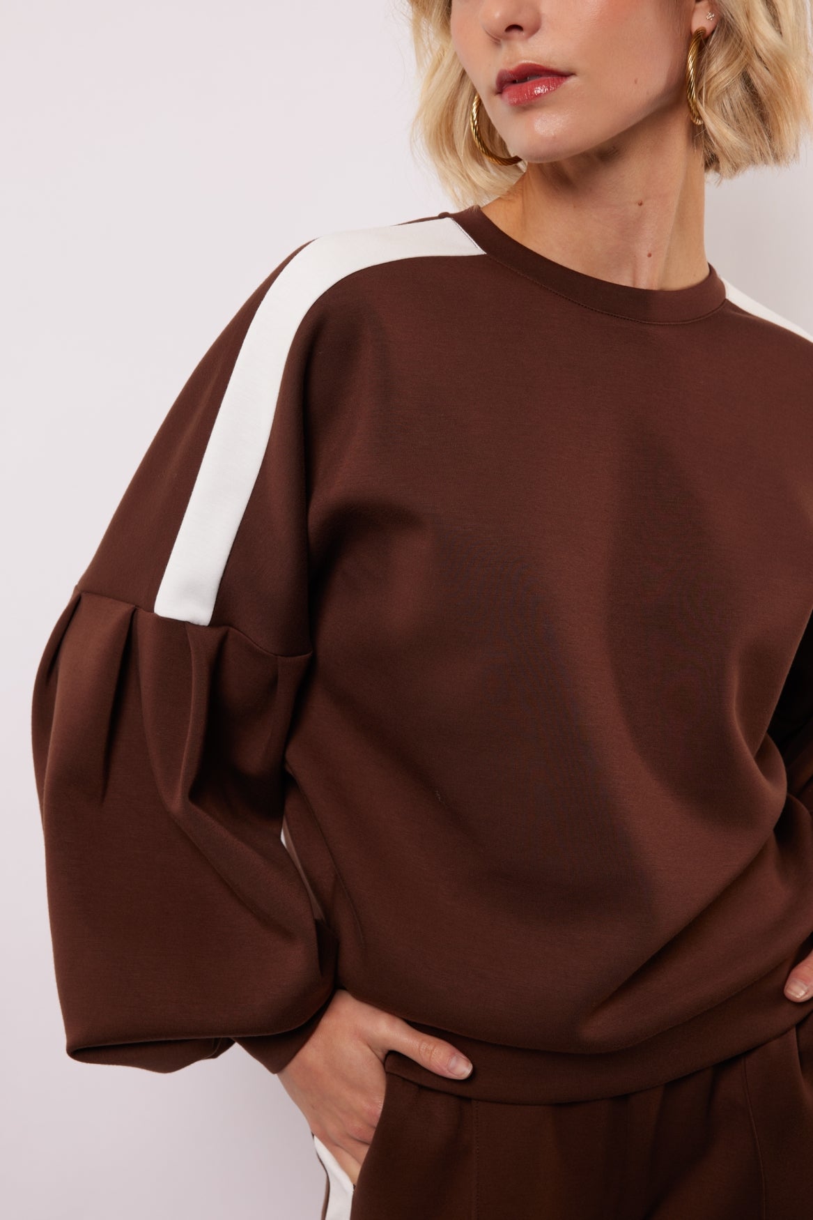 Fluresk sweater bruin met wit detail model Keilani mocha brown