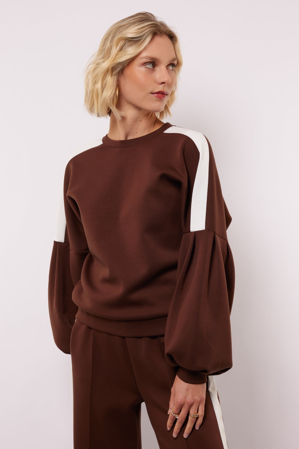 Fluresk sweater bruin met wit detail model Keilani mocha brown