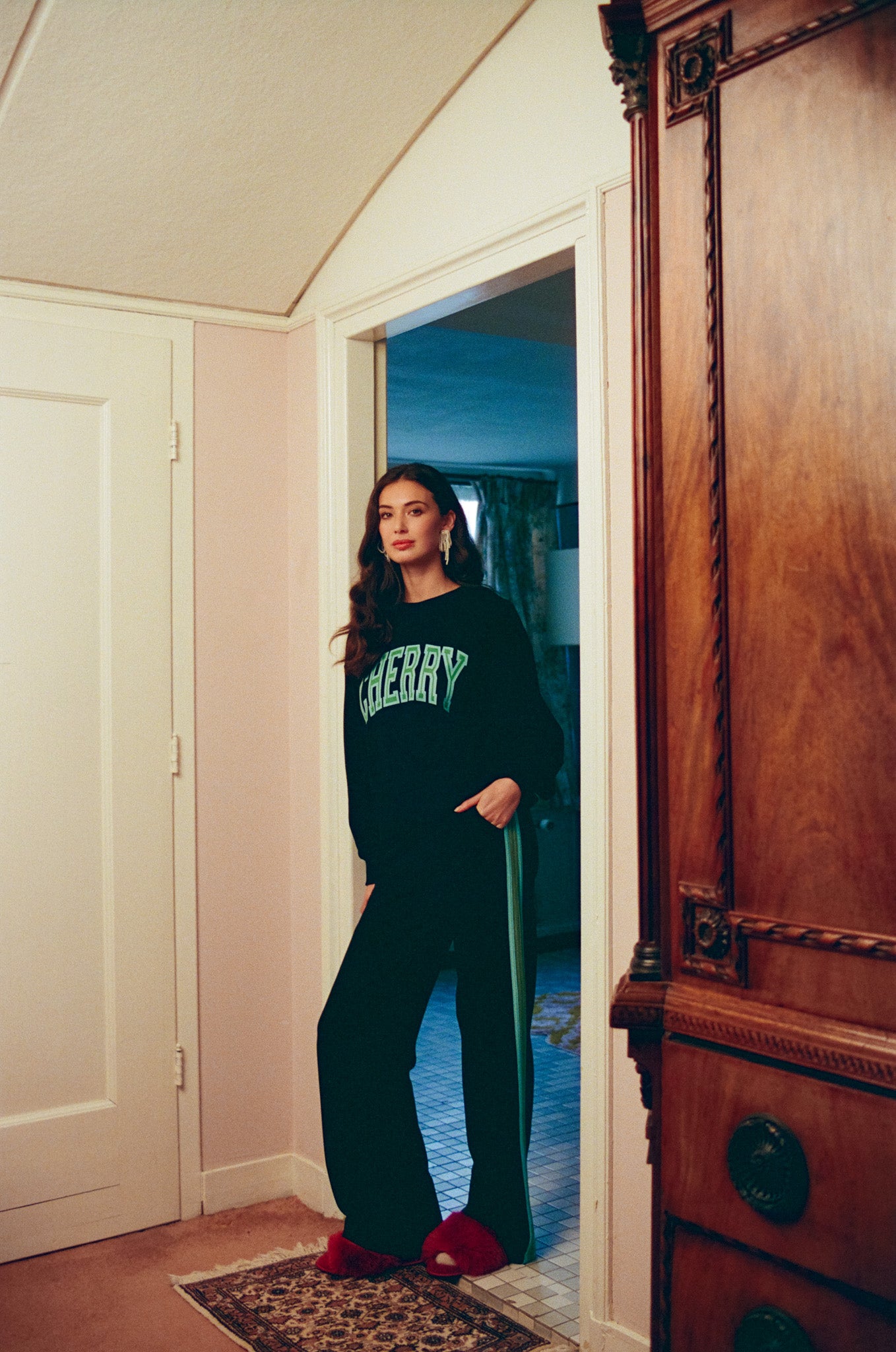 Fluresk sweater zwart model Senara cherry black