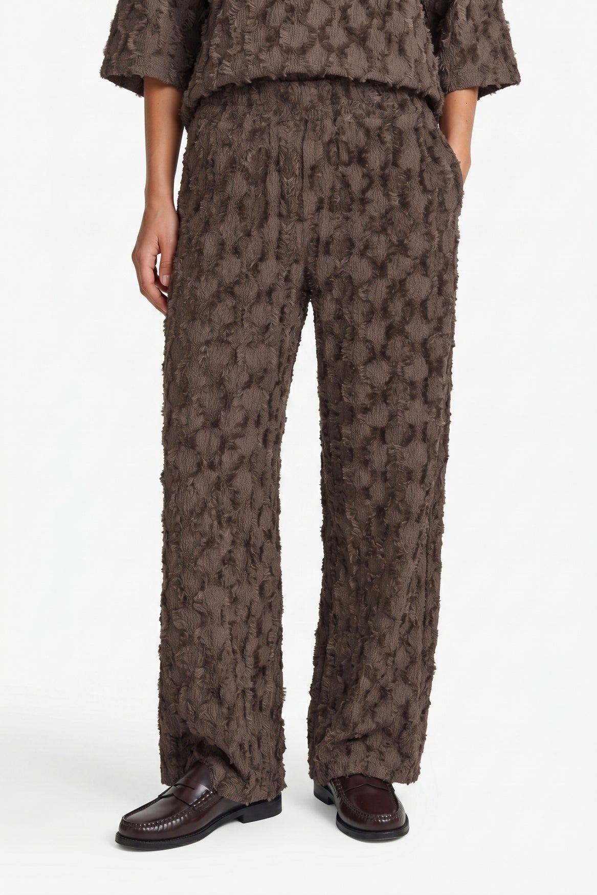 Fluresk broek bruin met ruffle structuur model Loa dark chocolate