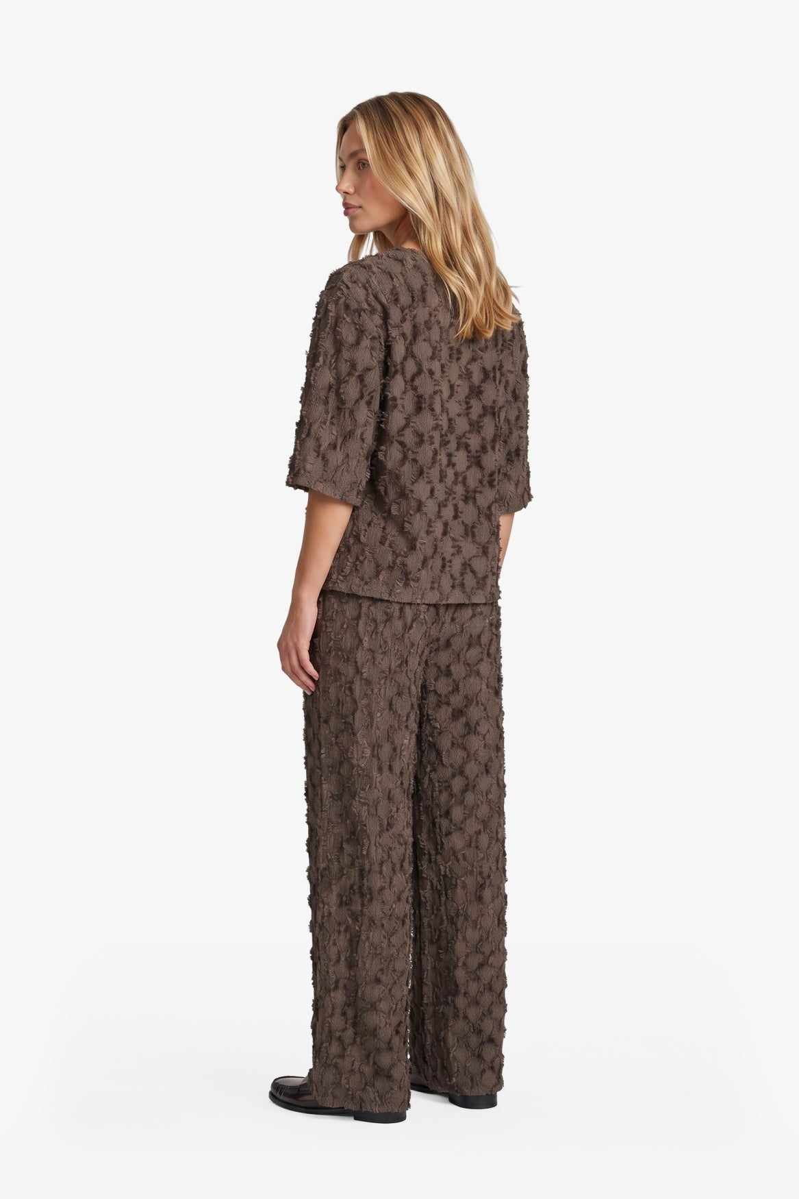 Fluresk broek bruin met ruffle structuur model Loa dark chocolate