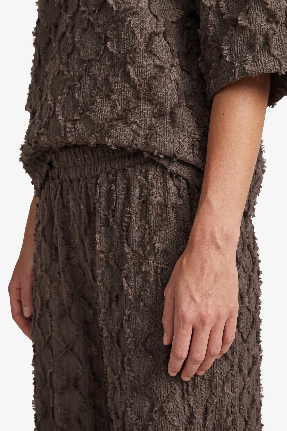 Fluresk broek bruin met ruffle structuur model Loa dark chocolate