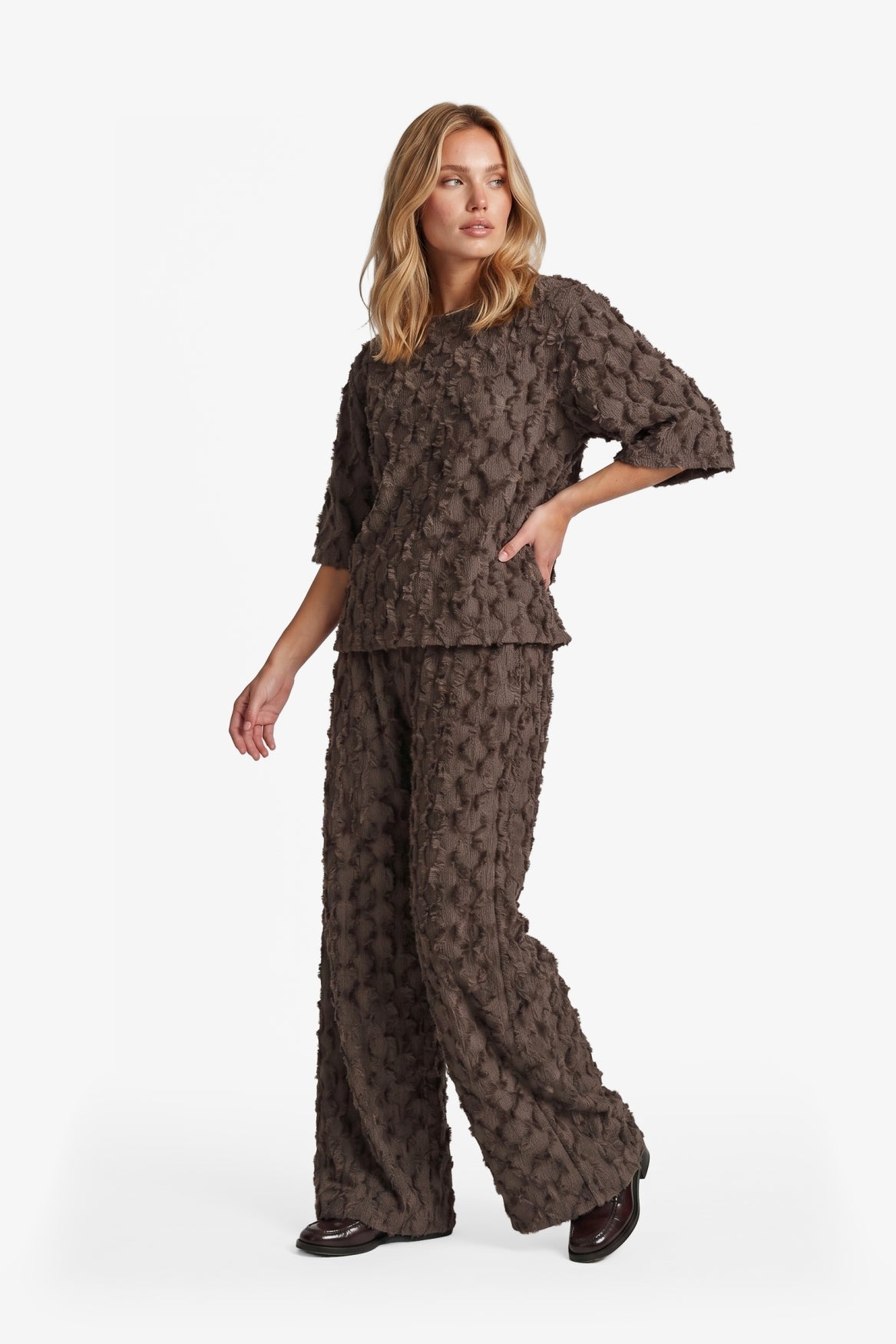 Fluresk broek bruin met ruffle structuur model Loa dark chocolate