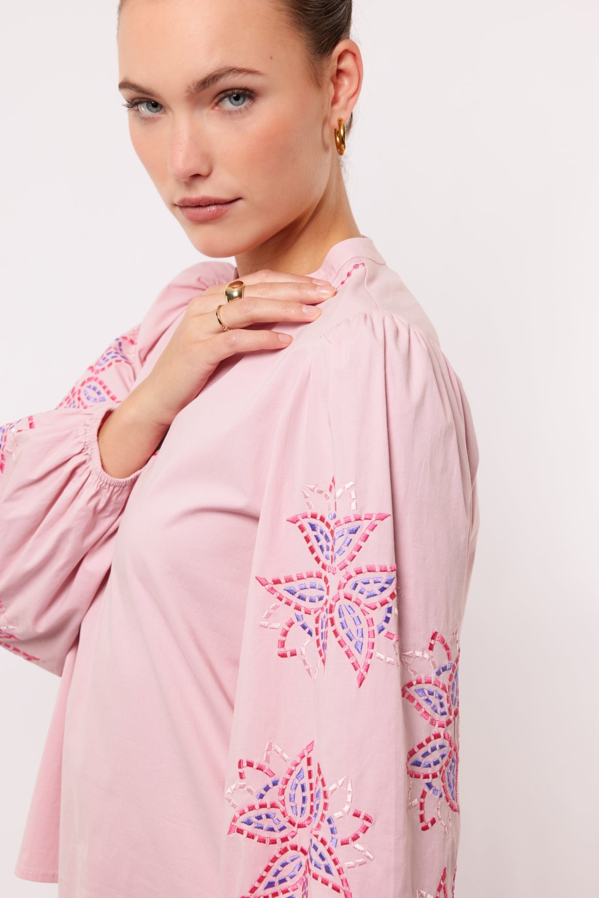 Fluresk blouse licht roze met borduursel model Talina top soft pink