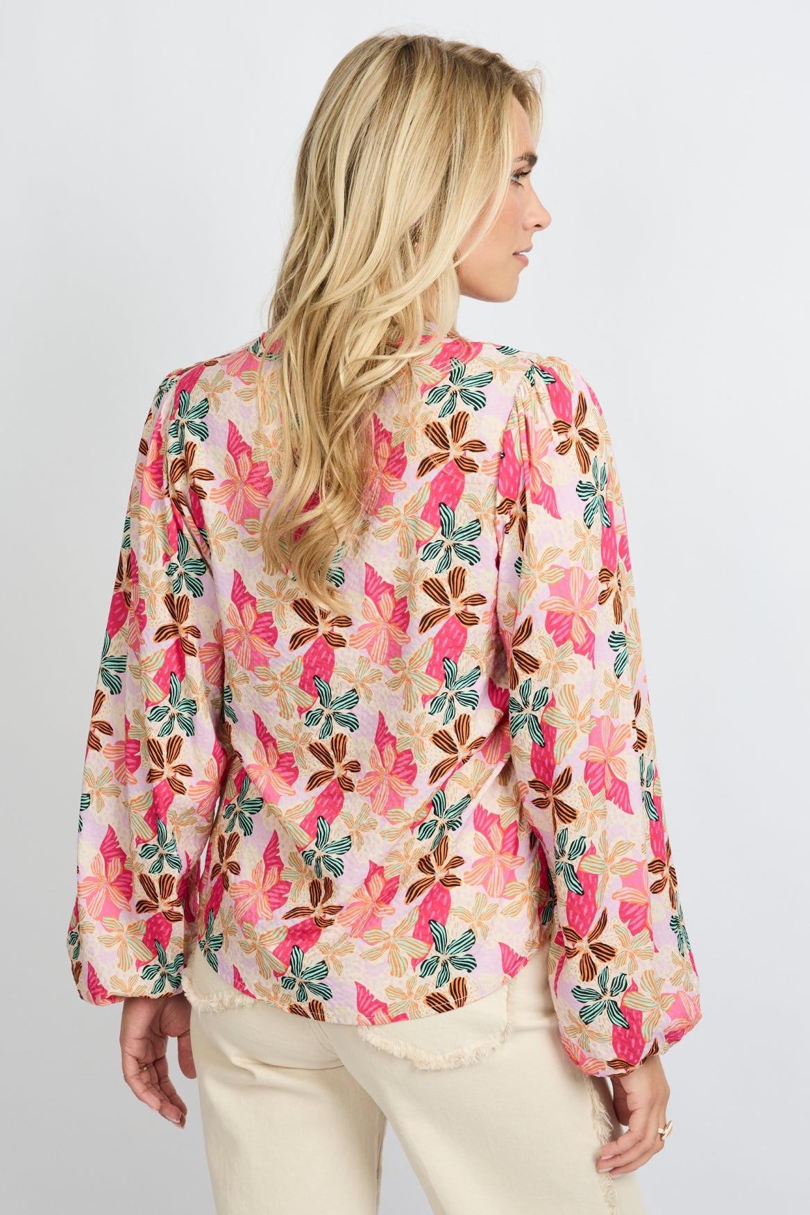 Fluresk blouse zand kleur met roze oranje bloemenprint model Belkis sand saffron orange