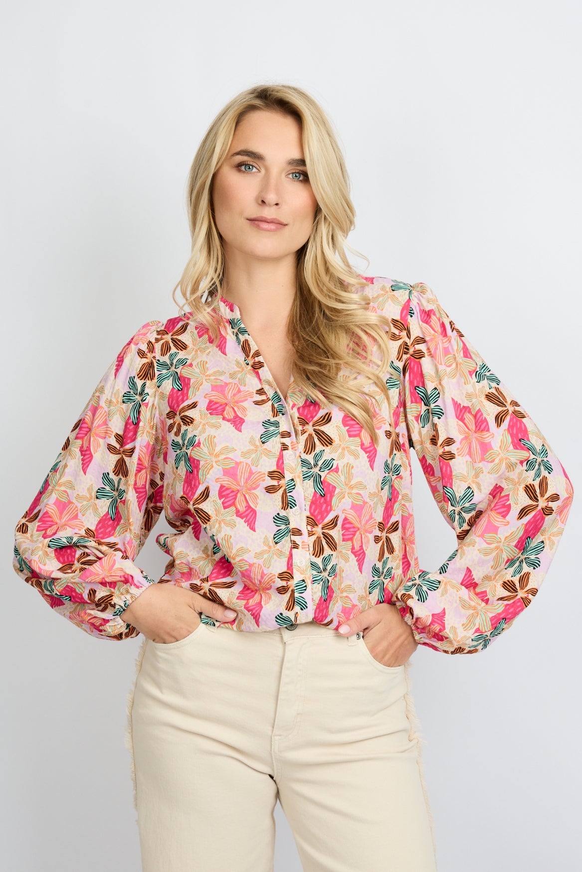 Fluresk blouse zand kleur met roze oranje bloemenprint model Belkis sand saffron orange