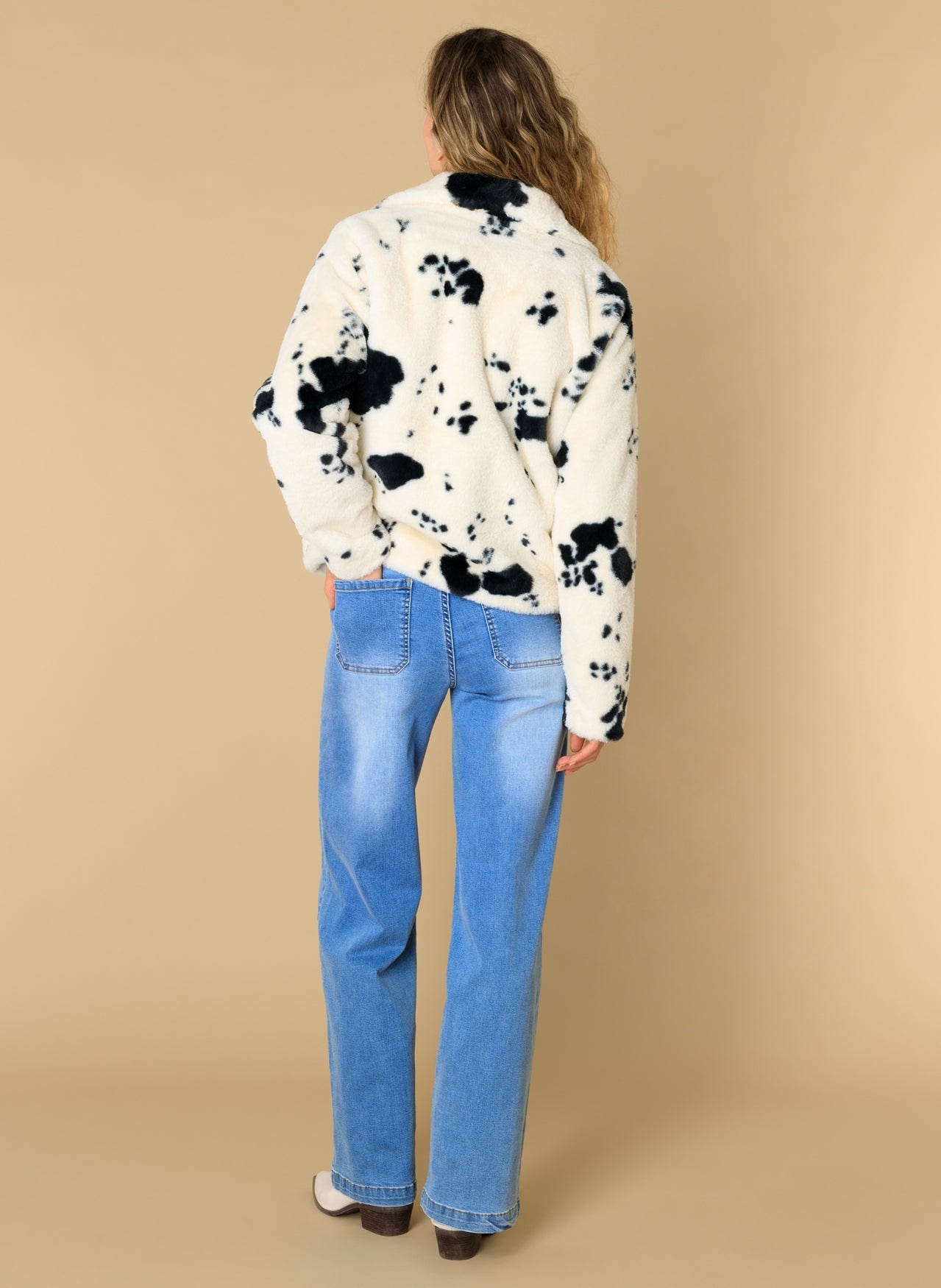 Ivy Beau jas faux fur animal koeien print model Esila zwart wit 