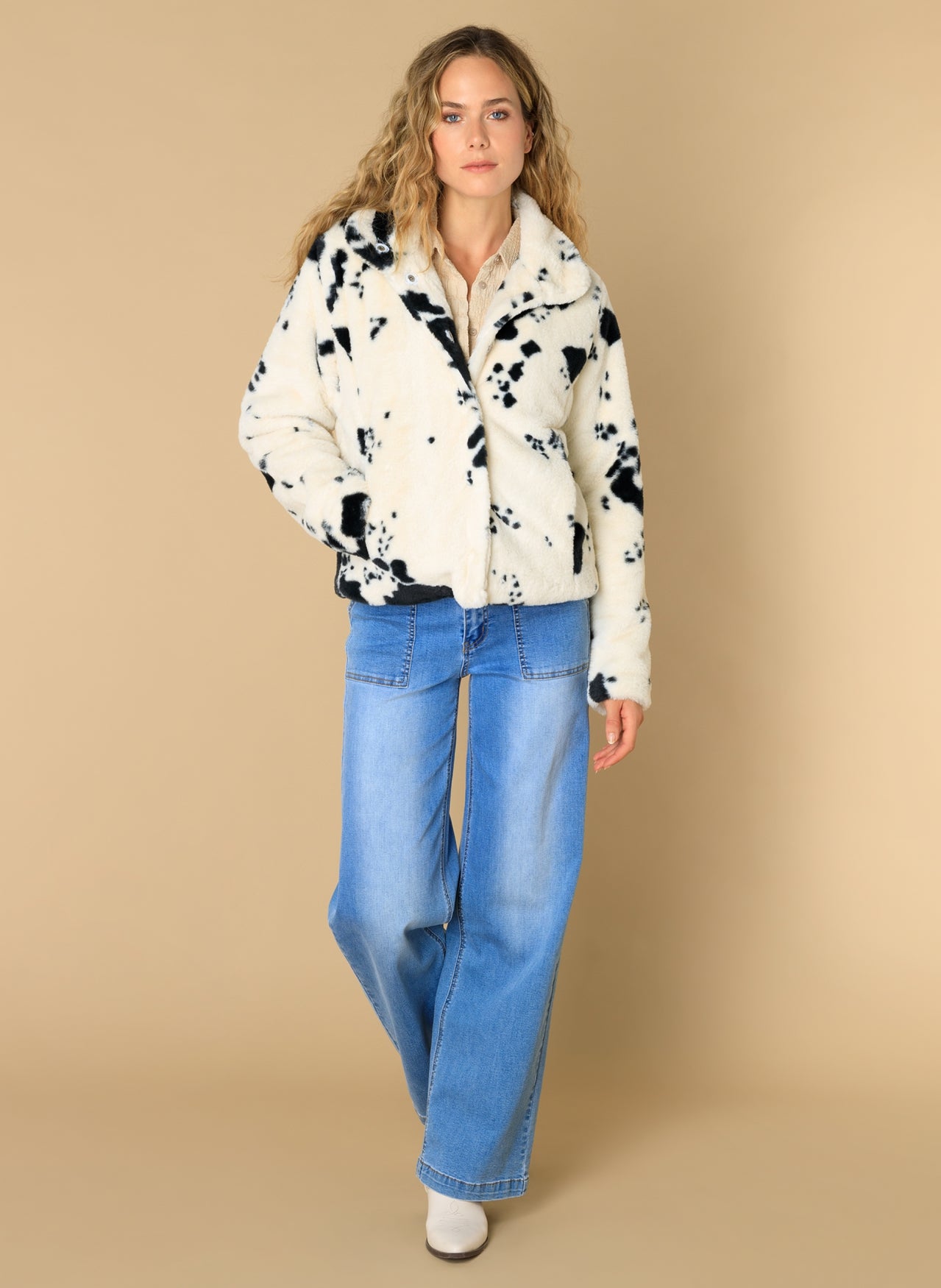 Ivy Beau jas faux fur animal koeien print model Esila zwart wit 