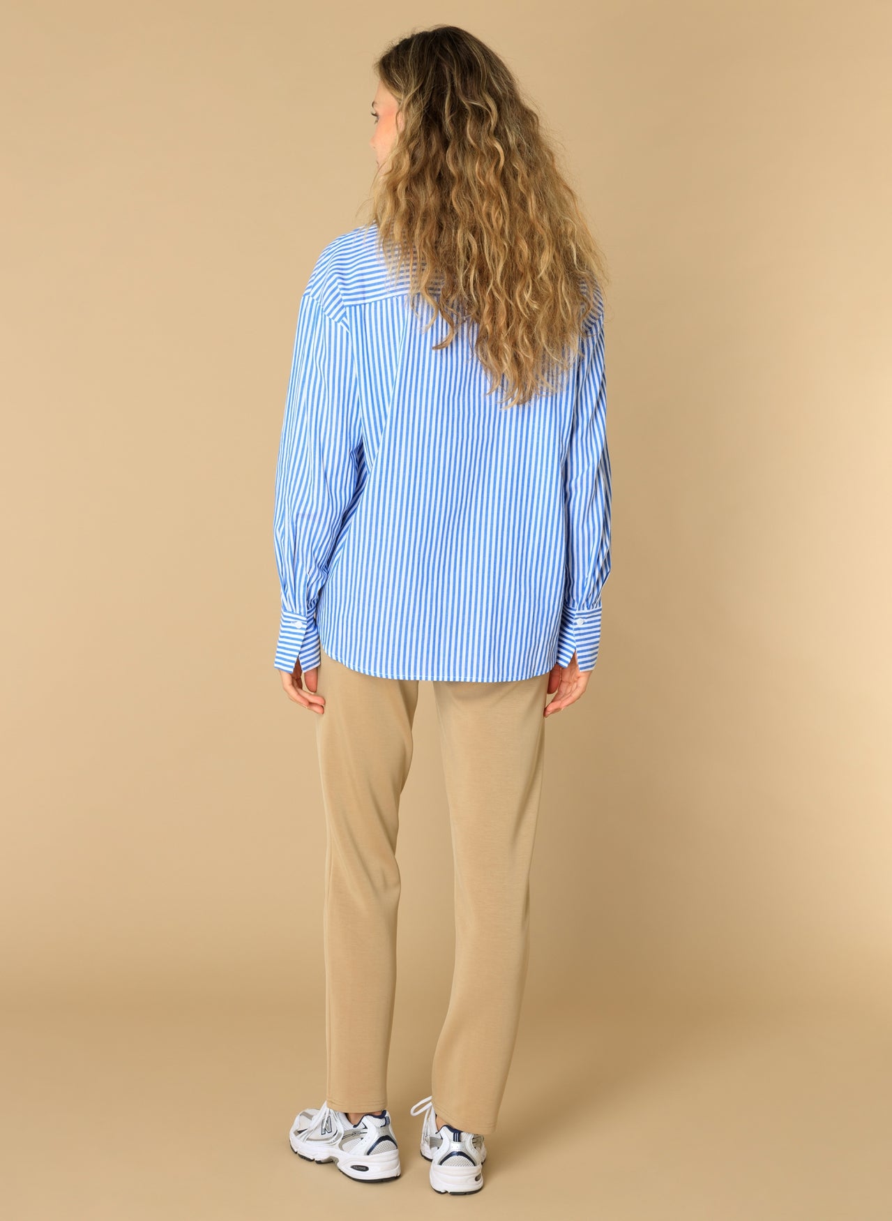 Ivy Beau blouse blauw gestreept offwhite model Eliora brilliant blue