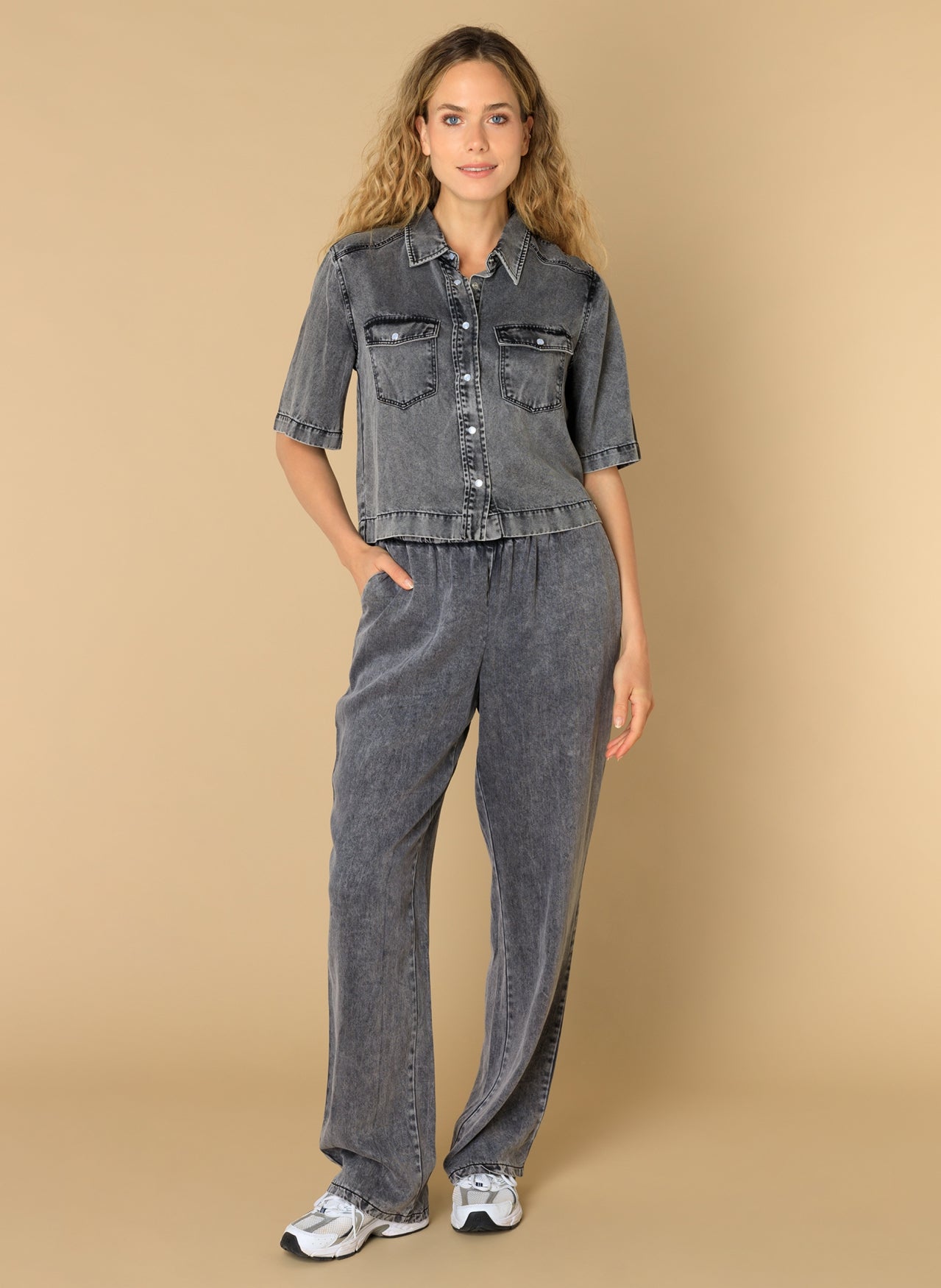 Ivy Beau blouse jasje grijs denim model Everly black