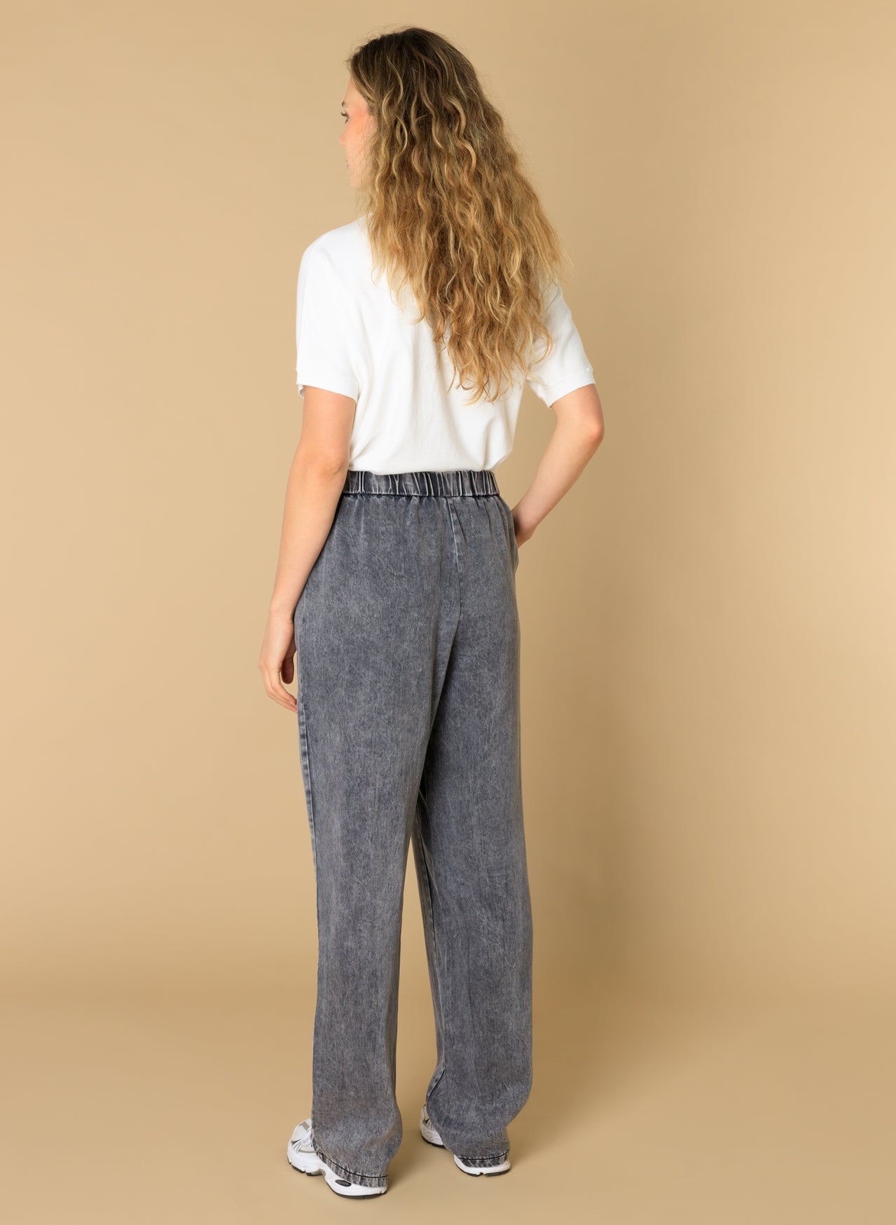Ivy Beau broek jeans denim grijs model elida black