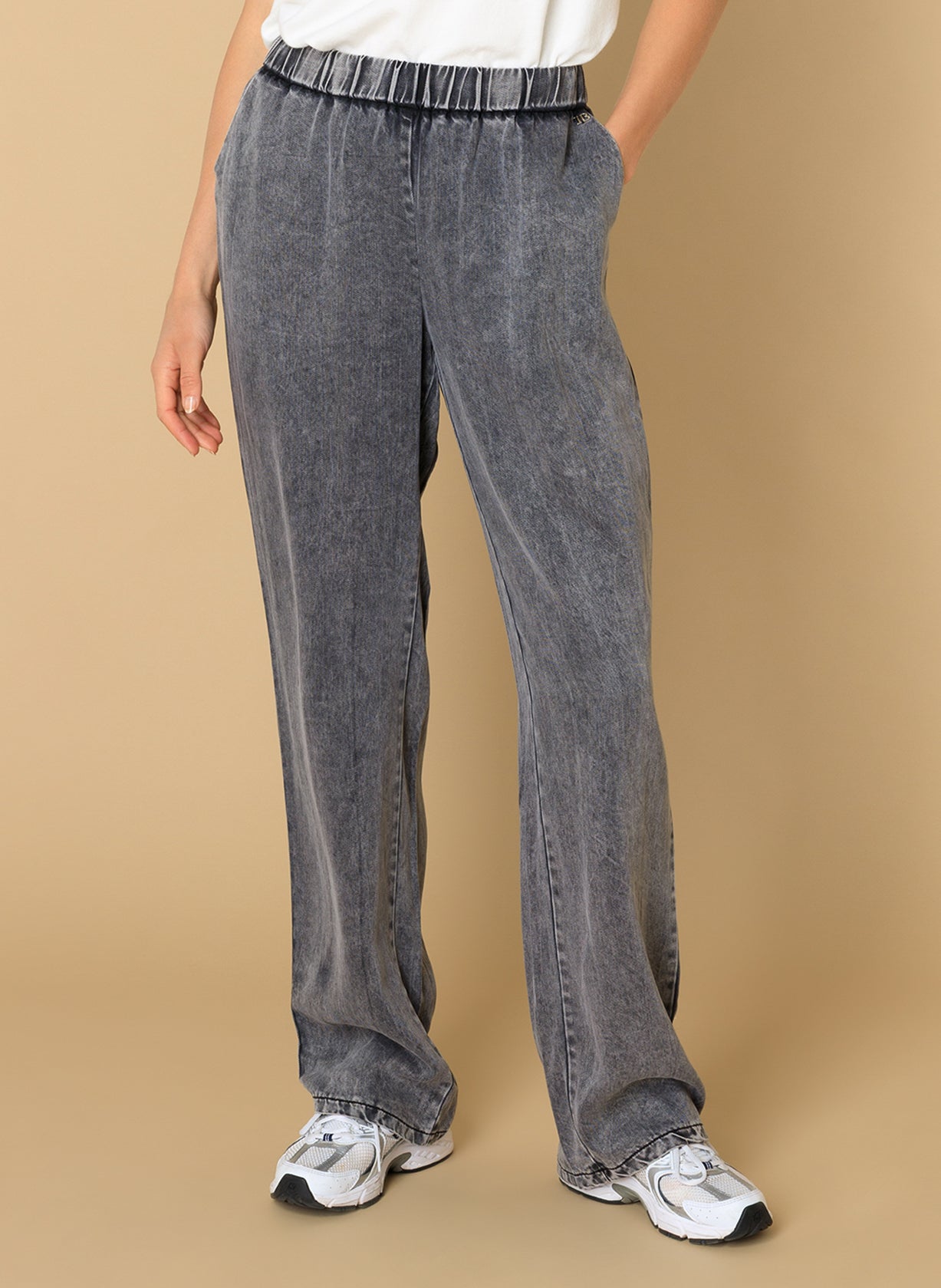 Ivy Beau broek jeans denim grijs model elida black