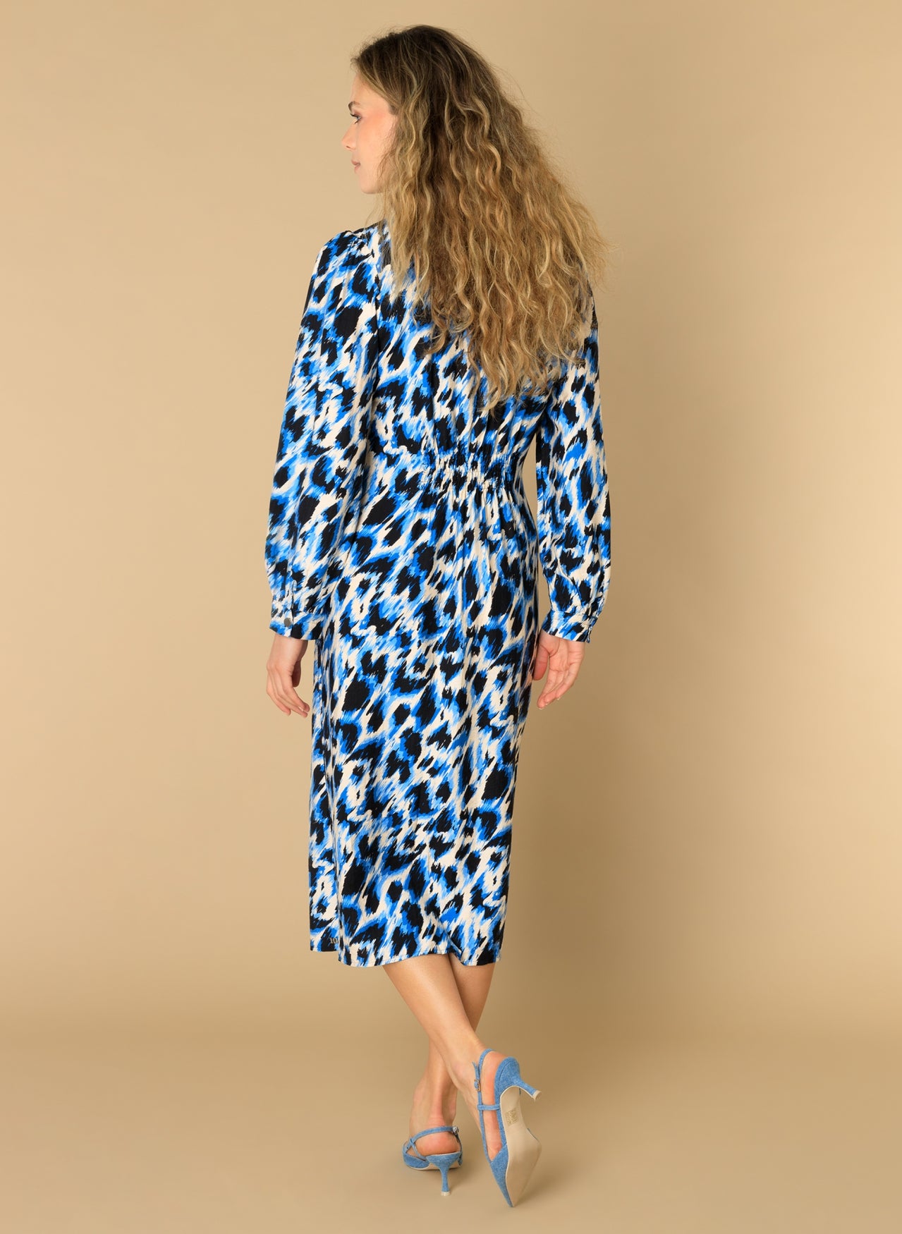 Ivy Beau jurk blauwe print model Eylin