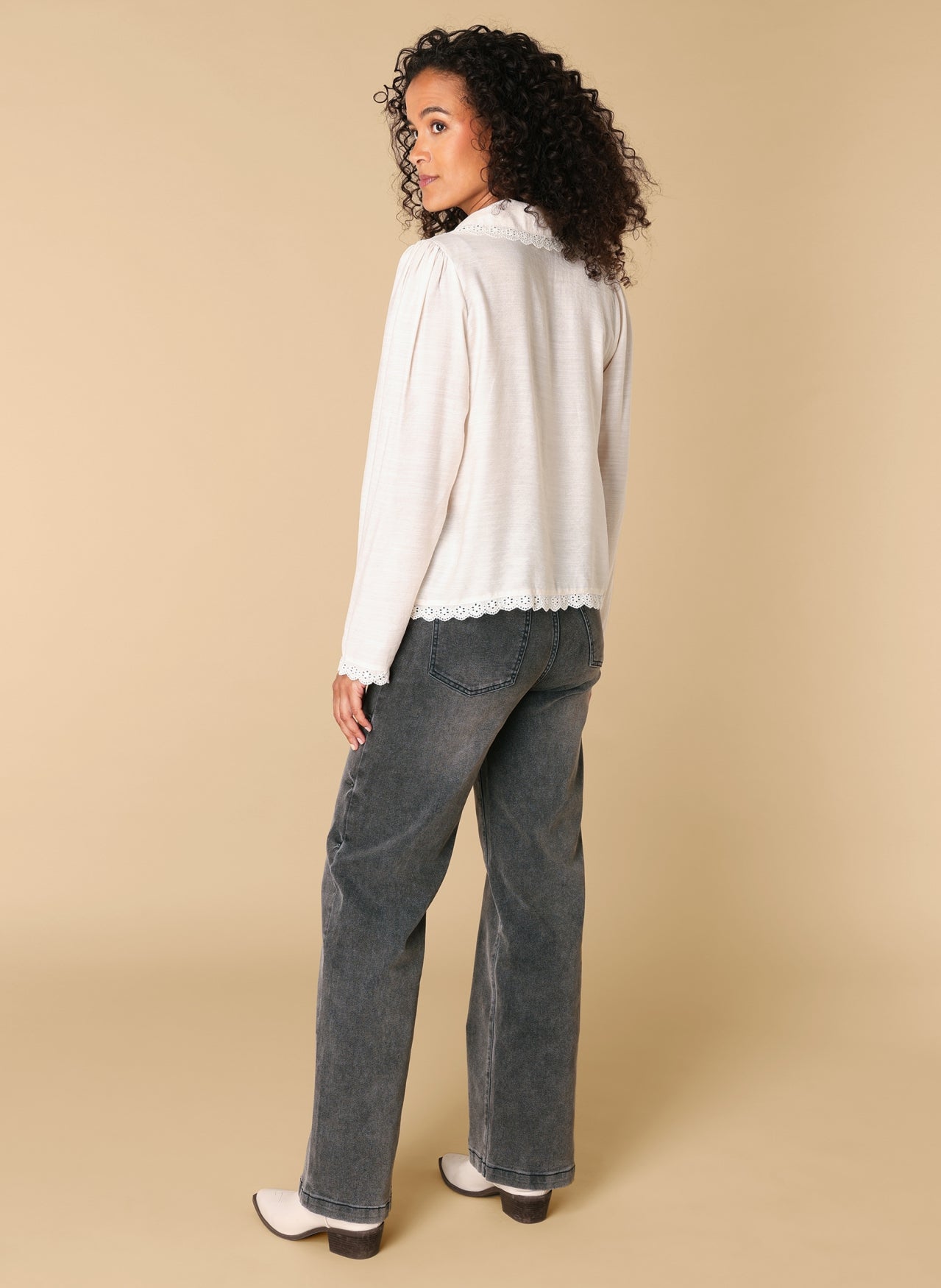 Ivy Beau blouse beige model Rachi