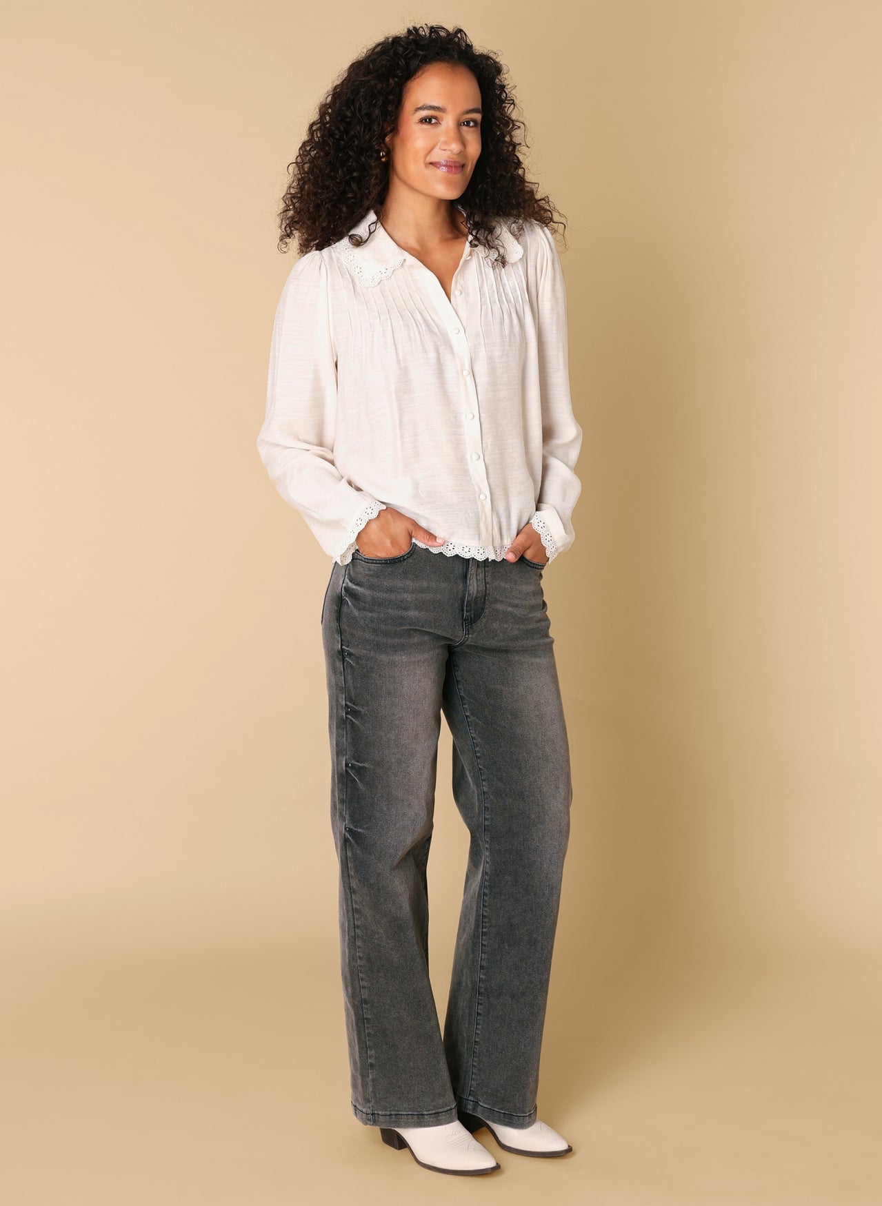 Ivy Beau blouse beige model Rachi